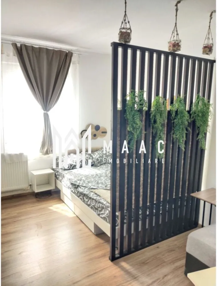 Apartament 1 camera | Etaj intermediar | Mobilata si utilata - MAAC Imobiliare vă propune spre vânzare o garsonieră ideală atât pentru locuit, cât și pentru investiție, situată în cartierul Broscărie, pe strada Ștefan cel Mare.

Imobilul are o suprafață utilă de 25 mp și este renovat modern, fiind compartimentat eficient astfel: hol de acces, baie, cameră spațioasă și bucătărie separată.

Locuința se vinde complet mobilată și utilată, beneficiind de:

centrală termică pe gaz

mașină de spălat cu uscător

cuptor electric și cuptor cu microunde

plită electrică

frigider

TV Smart și conexiune Wi-Fi

Toate dotările sunt alese pentru a oferi un nivel ridicat de confort și un stil de viață modern.

Avantaje locație:

zonă foarte bine cotată

loc de parcare

stație de autobuz chiar lângă bloc

parcuri pentru copii

magazine Profi și Simpa la aproximativ 50 m

sală de sport și alte facilități în imediata apropiere

Imobilul este liber de orice sarcini și se poate viziona oricând, cu programare prealabilă.

Pentru mai multe detalii sau pentru stabilirea unei vizionări, vă invităm să contactați MAAC Imobiliare.
ID: CP3017937