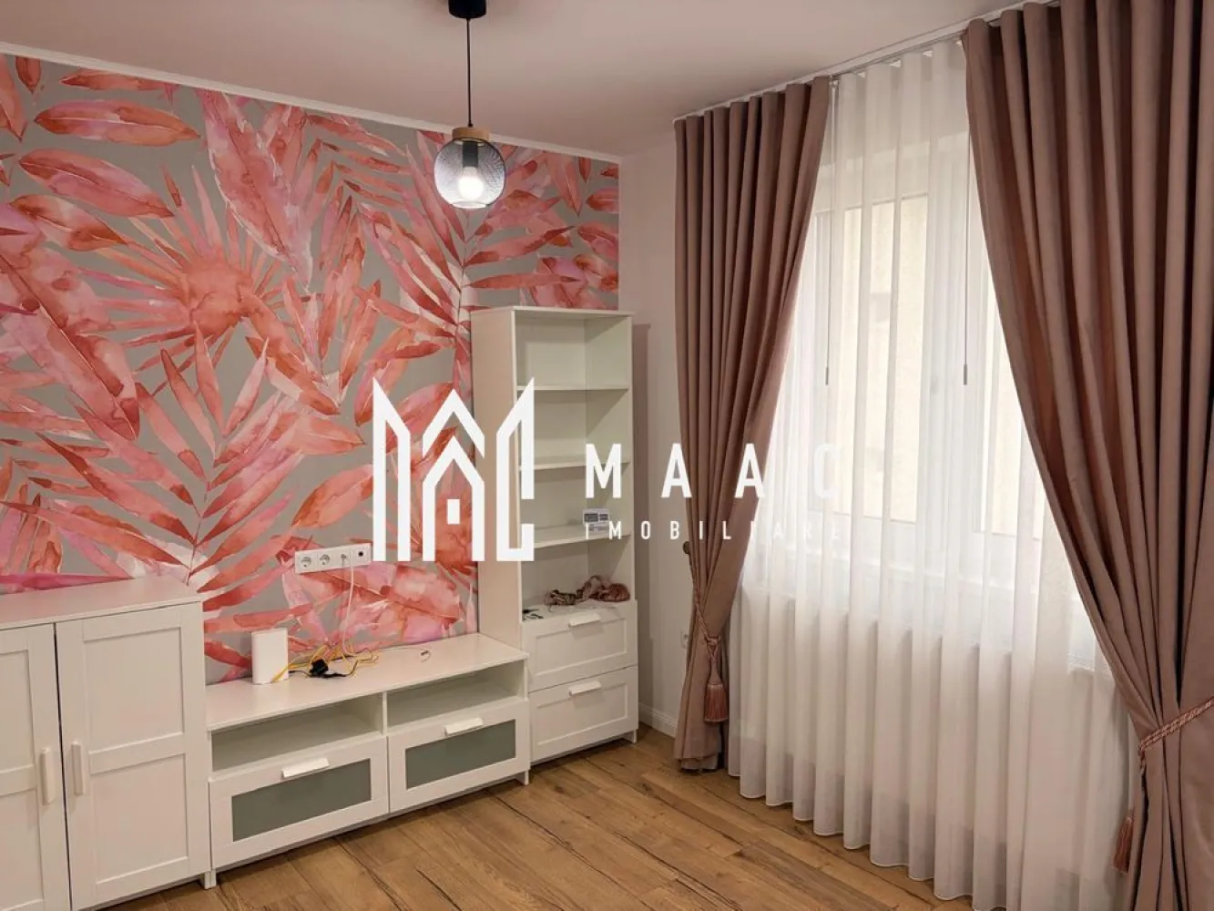 Apartament 3 camere | 70 MPU | Șelimbar | - MAAC Imobiliare vă propune spre închiriere un apartament modern cu 3 camere, situat în Șelimbăr, într-o zonă liniștită și apreciată, cu acces direct către Promenada, ideală pentru un stil de viață echilibrat, aproape de natură și de facilitățile urbane din Sibiu.

Locuința este amplasată într-un imobil nou, construit în anul 2024, și se remarcă printr-o compartimentare modernă, spații generoase și luminoase, precum și printr-o organizare eficientă, potrivită pentru familii sau persoane care își doresc confort sporit într-un cadru aerisit.

-2 dormitoare complet mobilate
-living generos
-bucătărie open-space complet utilată (mașină de spălat vase, cuptor electric, plită electrică, frigider etc.)
-2 băi: baie cu duș walk-in și mașină de spălat, baie cu cadă
-balcon amenajat cu masă și scaune
-hol de acces

Suprafața utilă este de 70 mp, oferind suficient spațiu pentru desfășurarea activităților zilnice într-un ambient confortabil și modern.

Apartamentul este complet mobilat și utilat, pregătit pentru mutare imediată, și beneficiază de finisaje moderne specifice unui imobil nou. În plus, dispune de o boxă de depozitare, ideală pentru organizarea eficientă a spațiului, precum și de 2 locuri de parcare private, un avantaj important în zonă.

Poziționarea oferă acces rapid către Promenada, zone verzi pentru relaxare, magazine și alte facilități urbane, dar și conexiuni facile către municipiul Sibiu.

Se închiriază pe termen lung, iar garanția solicitată este în cuantumul unei chirii.

Pentru mai multe detalii sau programarea unei vizionări, vă rugăm să ne contactați și să menționați codul CP3016240.