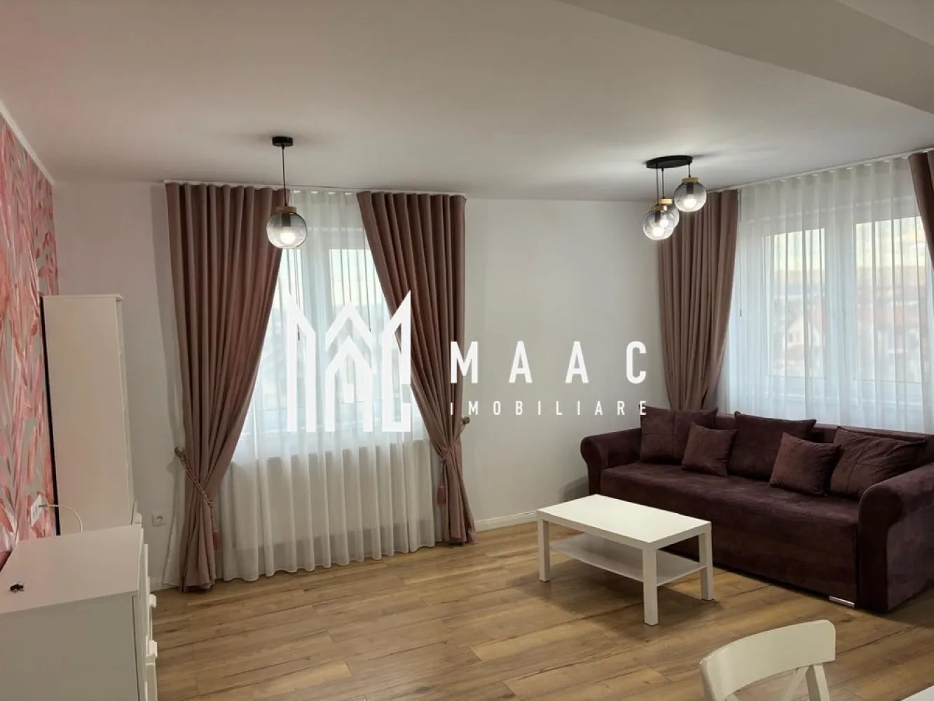 Apartament 3 camere | 70 MPU | Șelimbar | - MAAC Imobiliare vă propune spre închiriere un apartament modern cu 3 camere, situat în Șelimbăr, într-o zonă liniștită și apreciată, cu acces direct către Promenada, ideală pentru un stil de viață echilibrat, aproape de natură și de facilitățile urbane din Sibiu.

Locuința este amplasată într-un imobil nou, construit în anul 2024, și se remarcă printr-o compartimentare modernă, spații generoase și luminoase, precum și printr-o organizare eficientă, potrivită pentru familii sau persoane care își doresc confort sporit într-un cadru aerisit.

-2 dormitoare complet mobilate
-living generos
-bucătărie open-space complet utilată (mașină de spălat vase, cuptor electric, plită electrică, frigider etc.)
-2 băi: baie cu duș walk-in și mașină de spălat, baie cu cadă
-balcon amenajat cu masă și scaune
-hol de acces

Suprafața utilă este de 70 mp, oferind suficient spațiu pentru desfășurarea activităților zilnice într-un ambient confortabil și modern.

Apartamentul este complet mobilat și utilat, pregătit pentru mutare imediată, și beneficiază de finisaje moderne specifice unui imobil nou. În plus, dispune de o boxă de depozitare, ideală pentru organizarea eficientă a spațiului, precum și de 2 locuri de parcare private, un avantaj important în zonă.

Poziționarea oferă acces rapid către Promenada, zone verzi pentru relaxare, magazine și alte facilități urbane, dar și conexiuni facile către municipiul Sibiu.

Se închiriază pe termen lung, iar garanția solicitată este în cuantumul unei chirii.

Pentru mai multe detalii sau programarea unei vizionări, vă rugăm să ne contactați și să menționați codul CP3016240.