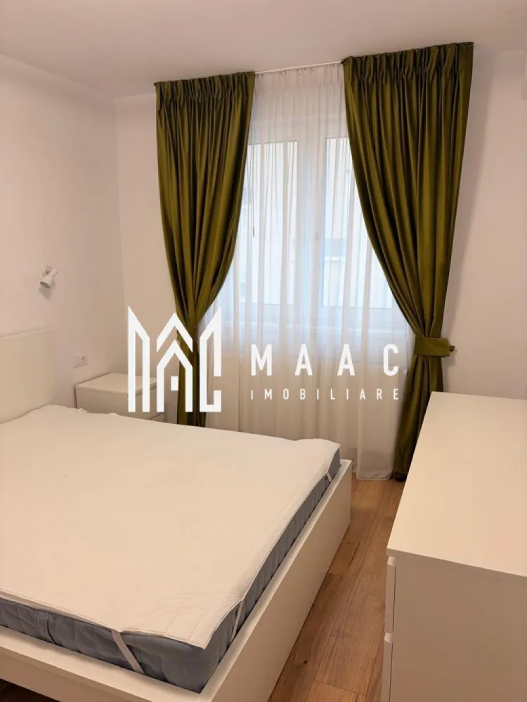 Apartament 3 camere | 70 MPU | Șelimbar | - MAAC Imobiliare vă propune spre închiriere un apartament modern cu 3 camere, situat în Șelimbăr, într-o zonă liniștită și apreciată, cu acces direct către Promenada, ideală pentru un stil de viață echilibrat, aproape de natură și de facilitățile urbane din Sibiu.

Locuința este amplasată într-un imobil nou, construit în anul 2024, și se remarcă printr-o compartimentare modernă, spații generoase și luminoase, precum și printr-o organizare eficientă, potrivită pentru familii sau persoane care își doresc confort sporit într-un cadru aerisit.

-2 dormitoare complet mobilate
-living generos
-bucătărie open-space complet utilată (mașină de spălat vase, cuptor electric, plită electrică, frigider etc.)
-2 băi: baie cu duș walk-in și mașină de spălat, baie cu cadă
-balcon amenajat cu masă și scaune
-hol de acces

Suprafața utilă este de 70 mp, oferind suficient spațiu pentru desfășurarea activităților zilnice într-un ambient confortabil și modern.

Apartamentul este complet mobilat și utilat, pregătit pentru mutare imediată, și beneficiază de finisaje moderne specifice unui imobil nou. În plus, dispune de o boxă de depozitare, ideală pentru organizarea eficientă a spațiului, precum și de 2 locuri de parcare private, un avantaj important în zonă.

Poziționarea oferă acces rapid către Promenada, zone verzi pentru relaxare, magazine și alte facilități urbane, dar și conexiuni facile către municipiul Sibiu.

Se închiriază pe termen lung, iar garanția solicitată este în cuantumul unei chirii.

Pentru mai multe detalii sau programarea unei vizionări, vă rugăm să ne contactați și să menționați codul CP3016240.