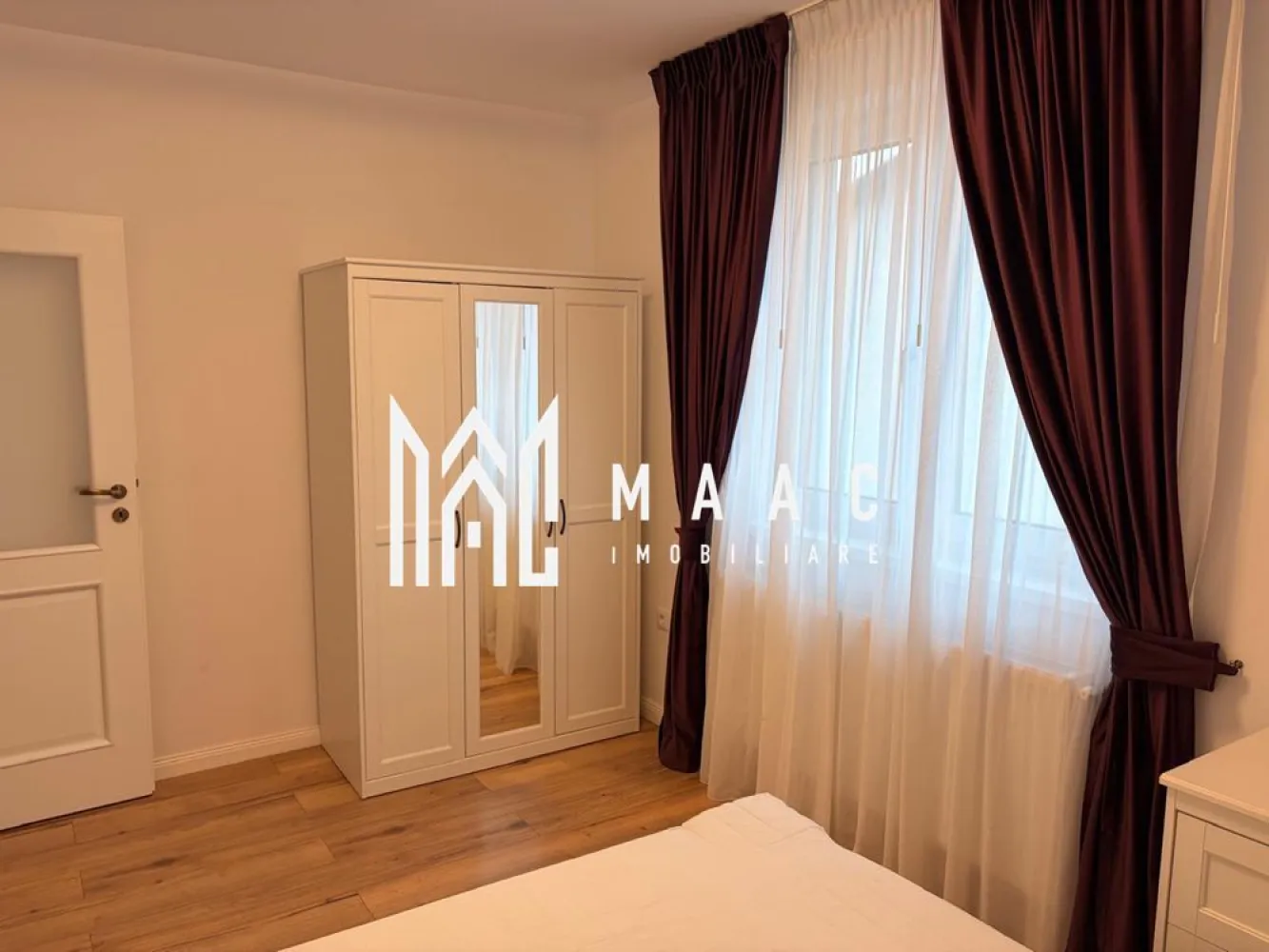 Apartament 3 camere | 70 MPU | Șelimbar | - MAAC Imobiliare vă propune spre închiriere un apartament modern cu 3 camere, situat în Șelimbăr, într-o zonă liniștită și apreciată, cu acces direct către Promenada, ideală pentru un stil de viață echilibrat, aproape de natură și de facilitățile urbane din Sibiu.

Locuința este amplasată într-un imobil nou, construit în anul 2024, și se remarcă printr-o compartimentare modernă, spații generoase și luminoase, precum și printr-o organizare eficientă, potrivită pentru familii sau persoane care își doresc confort sporit într-un cadru aerisit.

-2 dormitoare complet mobilate
-living generos
-bucătărie open-space complet utilată (mașină de spălat vase, cuptor electric, plită electrică, frigider etc.)
-2 băi: baie cu duș walk-in și mașină de spălat, baie cu cadă
-balcon amenajat cu masă și scaune
-hol de acces

Suprafața utilă este de 70 mp, oferind suficient spațiu pentru desfășurarea activităților zilnice într-un ambient confortabil și modern.

Apartamentul este complet mobilat și utilat, pregătit pentru mutare imediată, și beneficiază de finisaje moderne specifice unui imobil nou. În plus, dispune de o boxă de depozitare, ideală pentru organizarea eficientă a spațiului, precum și de 2 locuri de parcare private, un avantaj important în zonă.

Poziționarea oferă acces rapid către Promenada, zone verzi pentru relaxare, magazine și alte facilități urbane, dar și conexiuni facile către municipiul Sibiu.

Se închiriază pe termen lung, iar garanția solicitată este în cuantumul unei chirii.

Pentru mai multe detalii sau programarea unei vizionări, vă rugăm să ne contactați și să menționați codul CP3016240.