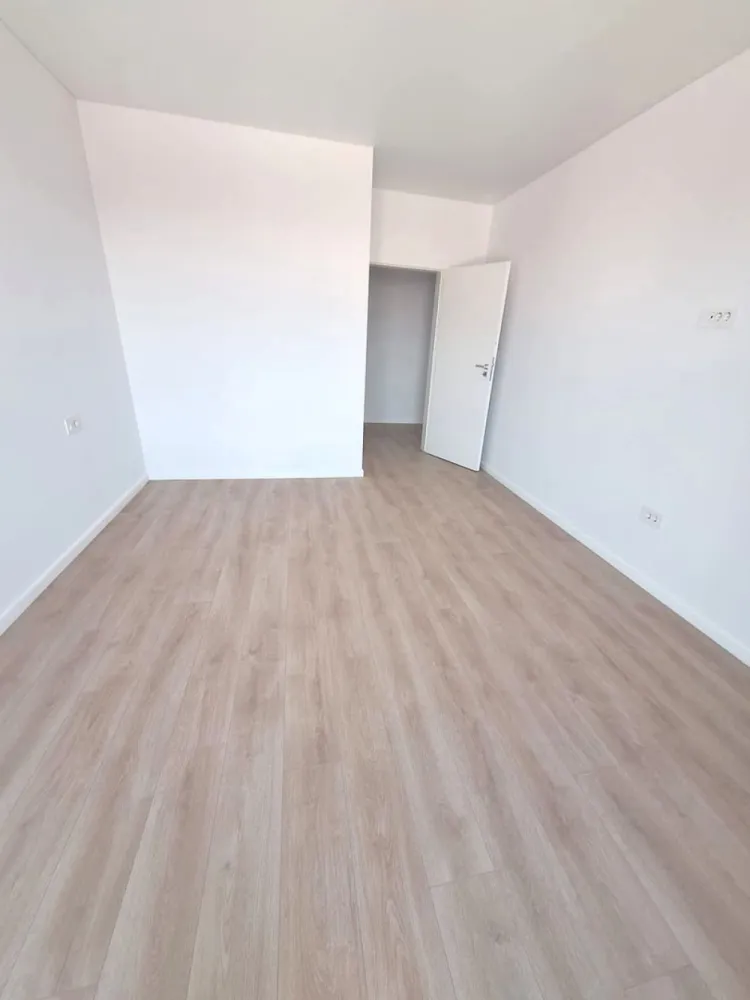 Vanzare - apartament cu 2 camere, complex Flamingo - bloc nou - Vânzare apartament cu 2 camere în complex Flamingo! Preț: 120.000 euro (NEGOCIABIL) Descriere: Descopera o oportunitate excelentă de a achiziționa un apartament modern cu 2 camere, situat în complexul Flamingo, la etajul 6. Apartamentul are o suprafață de 72,8 mp și include un balcon, fiind ideal pentru confortul dumneavoastră. Finisajele sunt moderne, oferindu-i un aspect elegant și primitor. Caracteristici principale: - Suprafață: 72,8 mp - Etaj: 6 - 2 camere - Balcon - Finisaje moderne - Situat în zona foarte bună, aproape de: - Liceul Sf. Maria - Magazin Penny - Secția nr. 2 Poliție - Centru Medical Remenix Această ofertă este prezentată de agenția Mag Invest și reprezintă o opțiune perfectă pentru cei care doresc să locuiască într-o zonă centrală, cu facilități la îndemână. Pentru mai multe informații sau pentru programarea unei vizionări, nu ezitați să ne contactați! Mag Invest – Partenerul dumneavoastră în imobiliare! - contact 0746.252.252