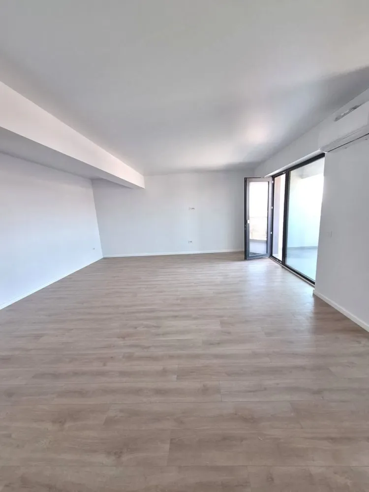 Vanzare - apartament cu 2 camere, complex Flamingo - bloc nou - Vânzare apartament cu 2 camere în complex Flamingo! Preț: 120.000 euro (NEGOCIABIL) Descriere: Descopera o oportunitate excelentă de a achiziționa un apartament modern cu 2 camere, situat în complexul Flamingo, la etajul 6. Apartamentul are o suprafață de 72,8 mp și include un balcon, fiind ideal pentru confortul dumneavoastră. Finisajele sunt moderne, oferindu-i un aspect elegant și primitor. Caracteristici principale: - Suprafață: 72,8 mp - Etaj: 6 - 2 camere - Balcon - Finisaje moderne - Situat în zona foarte bună, aproape de: - Liceul Sf. Maria - Magazin Penny - Secția nr. 2 Poliție - Centru Medical Remenix Această ofertă este prezentată de agenția Mag Invest și reprezintă o opțiune perfectă pentru cei care doresc să locuiască într-o zonă centrală, cu facilități la îndemână. Pentru mai multe informații sau pentru programarea unei vizionări, nu ezitați să ne contactați! Mag Invest – Partenerul dumneavoastră în imobiliare! - contact 0746.252.252