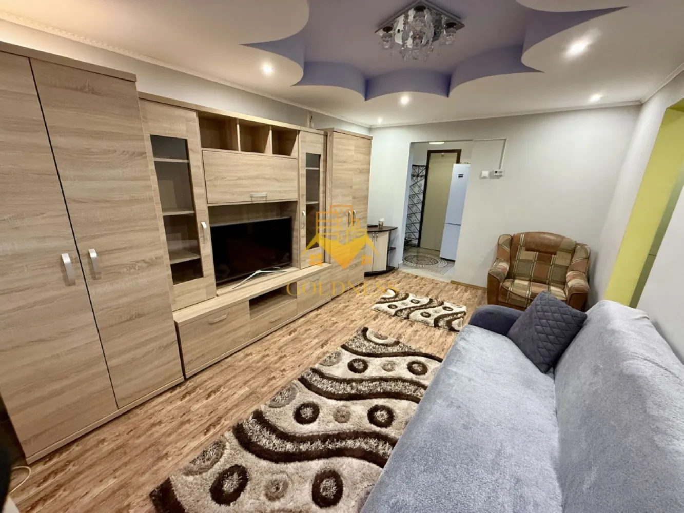 2 camere, balcon, Grigorescu, Zona Fântanele, Profi, Pet Friendly - GOLDNESS Imobiliare vă propune spre închiriere un apartament cu 2 camere complet mobilat și utilat, la etajul 4 într-un imobil de 4 etaje, în Cartierul Grigorescu.
Se poate parca prin zona.
Se află în apropierea stațiilor de transport în comun, magazine, restaurante, spații verzi, farmacii, etc. 

Apartamentul este compartimentat astfel:
 - dormitor cu pat matrimonial, dressing, noptiere
 - living cu canapea extensibila, dresing, TV
 - bucatarie complet utilată și mobilată, loc de servit masa 
 - baie cu cabina de dus, calorifer port prosop și dulap pentru depozitare.
 - balcon de 4 mp.

Imobilul este dotat cu toate cele necesare- centrală proprie, frigider, aragaz, hotă, mașină de spălat haine, etc. 

Dacă sunteți interesați de acest apartament și doriți să îl vizionați, dar și pentru alte oferte nu ezitați să ne contactați telefonic sau prin e-mail. Vă stăm la dispoziție!
Pentru intermediere se percepe un comision de 50% din prețul chiriei!