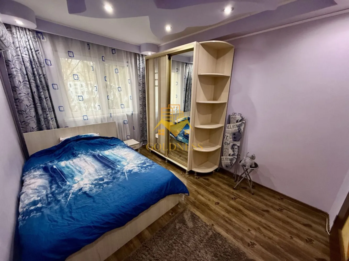 2 camere, balcon, Grigorescu, Zona Fântanele, Profi, Pet Friendly - GOLDNESS Imobiliare vă propune spre închiriere un apartament cu 2 camere complet mobilat și utilat, la etajul 4 într-un imobil de 4 etaje, în Cartierul Grigorescu.
Se poate parca prin zona.
Se află în apropierea stațiilor de transport în comun, magazine, restaurante, spații verzi, farmacii, etc. 

Apartamentul este compartimentat astfel:
 - dormitor cu pat matrimonial, dressing, noptiere
 - living cu canapea extensibila, dresing, TV
 - bucatarie complet utilată și mobilată, loc de servit masa 
 - baie cu cabina de dus, calorifer port prosop și dulap pentru depozitare.
 - balcon de 4 mp.

Imobilul este dotat cu toate cele necesare- centrală proprie, frigider, aragaz, hotă, mașină de spălat haine, etc. 

Dacă sunteți interesați de acest apartament și doriți să îl vizionați, dar și pentru alte oferte nu ezitați să ne contactați telefonic sau prin e-mail. Vă stăm la dispoziție!
Pentru intermediere se percepe un comision de 50% din prețul chiriei!