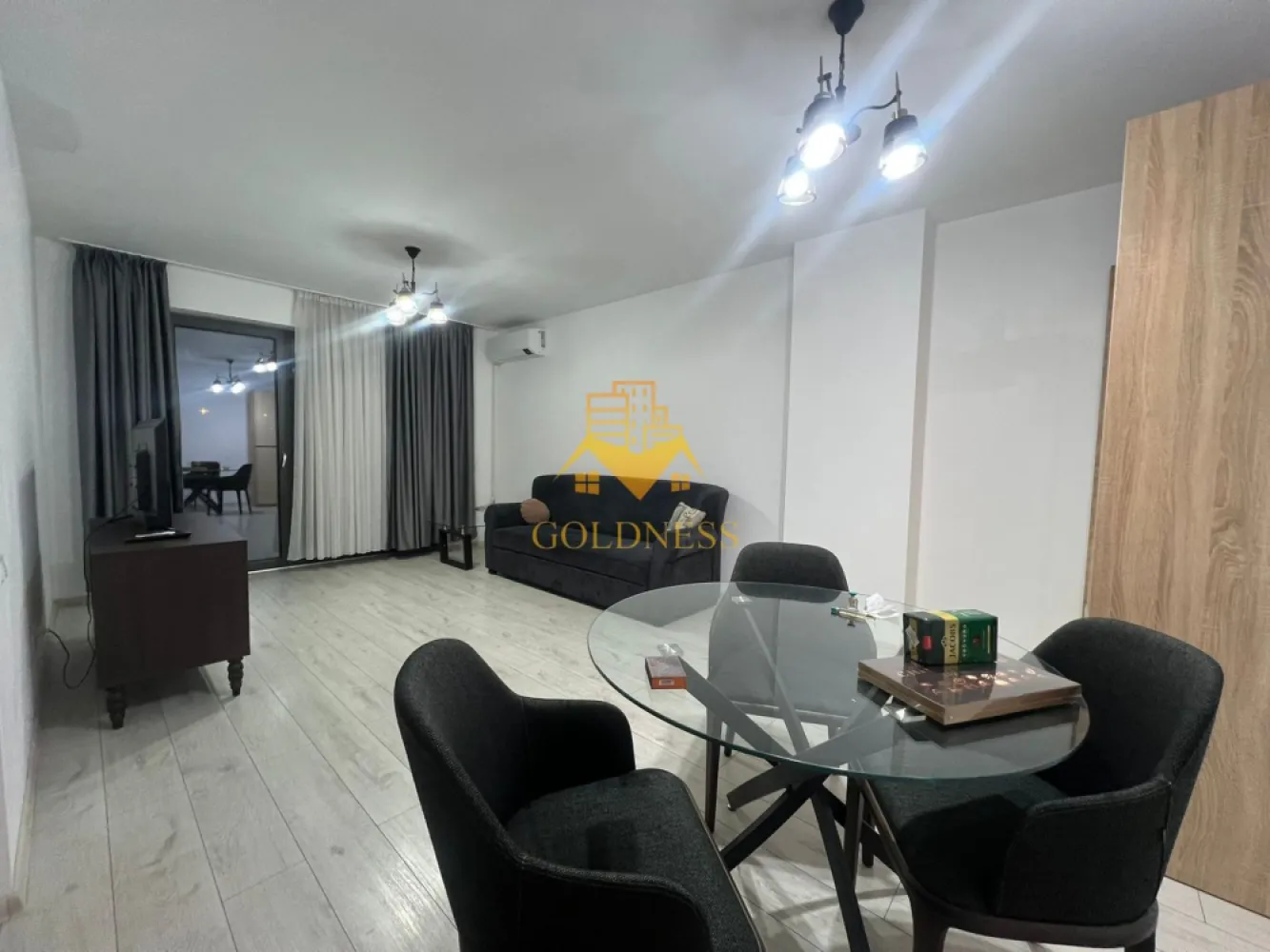 3 Camere decomandate,Central,FSEGA,Kaufland,Lidl,Iulius Mall,Marasti - GOLDNESS Imobiliare vă propune spre închiriere un apartament cu 3 camere complet mobilat și utilat, la etajul 1 într-un imobil de 10 etaje, în Cartierul Marasti.
Posibilitate de parcare in zona la liber!
Se află în apropierea stațiilor de transport în comun, magazine, restaurante, spații verzi, farmacii, etc. 

Apartamentul este compartimentat astfel:
 - dormitor cu pat matrimonial, dressing, noptiere,comoda
 - dormitor cu pat matrimonial, dressing, noptiere, comoda
 - living complet utilat și mobilat, canapea extensibilă, loc de servit masa,TV
 - bucatarie complet mobilata si utilata, loc de servit masa
 - baie cu cada, calorifer port prosop și dulap pentru depozitare.
 - terasa de 11 mp.

Imobilul este dotat cu toate cele necesare- centrală proprie, frigider, aragaz, hotă, mașină de spălat haine, etc. 

Dacă sunteți interesați de acest apartament și doriți să îl vizionați, dar și pentru alte oferte nu ezitați să ne contactați telefonic sau prin e-mail. Vă stăm la dispoziție!
Pentru intermediere se percepe un comision de 50% din prețul chiriei!