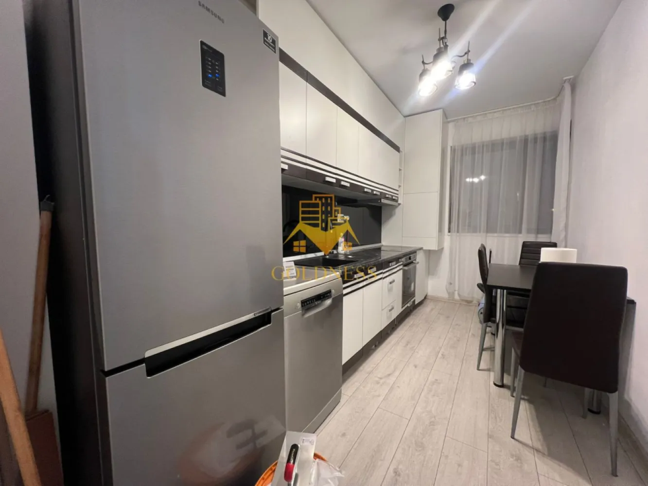 3 Camere decomandate,Central,FSEGA,Kaufland,Lidl,Iulius Mall,Marasti - GOLDNESS Imobiliare vă propune spre închiriere un apartament cu 3 camere complet mobilat și utilat, la etajul 1 într-un imobil de 10 etaje, în Cartierul Marasti.
Posibilitate de parcare in zona la liber!
Se află în apropierea stațiilor de transport în comun, magazine, restaurante, spații verzi, farmacii, etc. 

Apartamentul este compartimentat astfel:
 - dormitor cu pat matrimonial, dressing, noptiere,comoda
 - dormitor cu pat matrimonial, dressing, noptiere, comoda
 - living complet utilat și mobilat, canapea extensibilă, loc de servit masa,TV
 - bucatarie complet mobilata si utilata, loc de servit masa
 - baie cu cada, calorifer port prosop și dulap pentru depozitare.
 - terasa de 11 mp.

Imobilul este dotat cu toate cele necesare- centrală proprie, frigider, aragaz, hotă, mașină de spălat haine, etc. 

Dacă sunteți interesați de acest apartament și doriți să îl vizionați, dar și pentru alte oferte nu ezitați să ne contactați telefonic sau prin e-mail. Vă stăm la dispoziție!
Pentru intermediere se percepe un comision de 50% din prețul chiriei!
