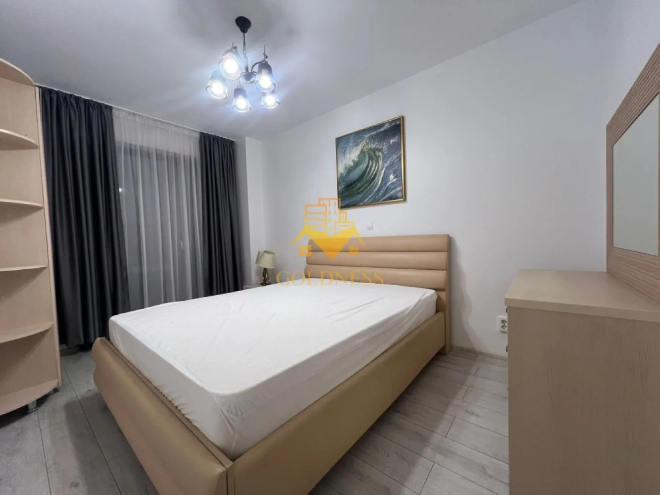 3 Camere decomandate,Central,FSEGA,Kaufland,Lidl,Iulius Mall,Marasti - GOLDNESS Imobiliare vă propune spre închiriere un apartament cu 3 camere complet mobilat și utilat, la etajul 1 într-un imobil de 10 etaje, în Cartierul Marasti.
Posibilitate de parcare in zona la liber!
Se află în apropierea stațiilor de transport în comun, magazine, restaurante, spații verzi, farmacii, etc. 

Apartamentul este compartimentat astfel:
 - dormitor cu pat matrimonial, dressing, noptiere,comoda
 - dormitor cu pat matrimonial, dressing, noptiere, comoda
 - living complet utilat și mobilat, canapea extensibilă, loc de servit masa,TV
 - bucatarie complet mobilata si utilata, loc de servit masa
 - baie cu cada, calorifer port prosop și dulap pentru depozitare.
 - terasa de 11 mp.

Imobilul este dotat cu toate cele necesare- centrală proprie, frigider, aragaz, hotă, mașină de spălat haine, etc. 

Dacă sunteți interesați de acest apartament și doriți să îl vizionați, dar și pentru alte oferte nu ezitați să ne contactați telefonic sau prin e-mail. Vă stăm la dispoziție!
Pentru intermediere se percepe un comision de 50% din prețul chiriei!