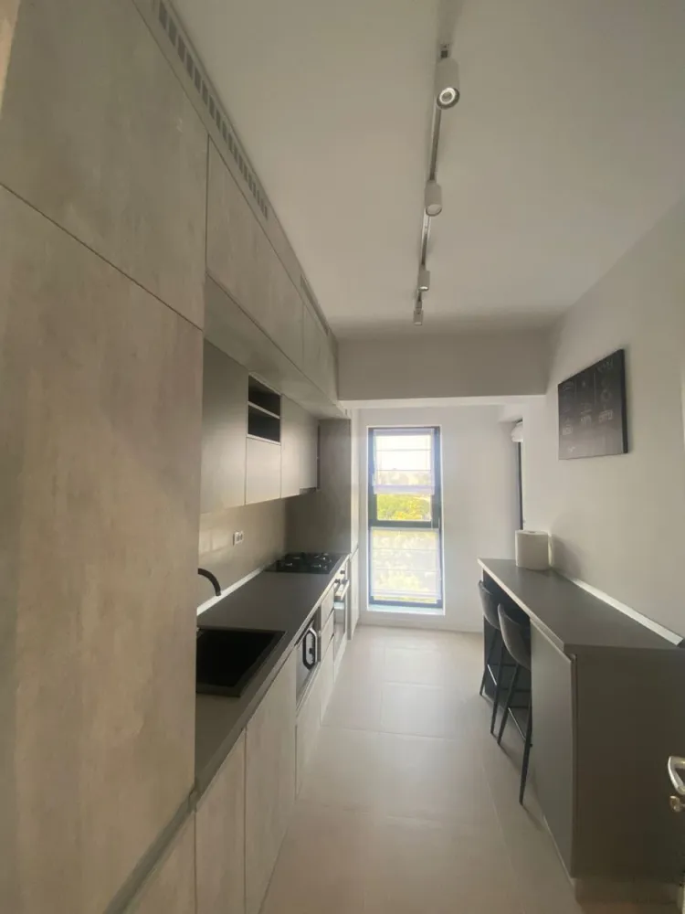 Apartament 2 camere Grozăvești / Politehnica – Novum | Bloc nou 2023 - Vă propunem spre închiriere un apartament cu 2 camere decomandat, complet mobilat și utilat, situat în zona Grozăvești – Splaiul Independenței nr. 313C, în blocul Zen (finalizat în 2023).
Locuința se află la etajul 2 și este pregătită pentru mutare imediată, fiind mobilată și utilată complet pentru locuit. Apartamentul beneficiază de o vedere spectaculoasă către Splaiul Independenței și Parcul Politehnicii, oferind un cadru urban modern și aerisit.

Poziționarea este excelentă – în imediata apropiere de complexele rezidențiale Novum și Exigent One, precum și de Hotel Ibis, la câțiva pași de Universitatea Politehnica și cu acces facil către mijloacele de transport și centrele de interes din zonă.
 2 camere decomandate
 Bloc nou (2023)
 Complet mobilat și utilat
 Vedere deschisă către parc
 Zonă excelentă – Grozăvești / Politehnica
 Nu se acceptă animale de companie.
Comision agenție: 50% din valoarea primei luni de chirie.
Contract minim 1 an

Pentru mai multe detalii și vizionări:
Arbore Real Estate