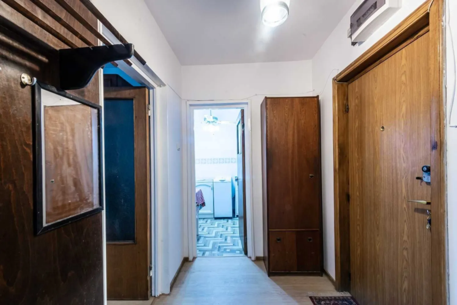 Inchiriez ap 2 camere, semi-decom, renovat, sector 6, 400 Euro/luna - Buna ziua,

Locuiesc din anii ‘70 in Drumul Taberei si de curand am dobandit un apartament de 2 camere semi-decomandat, la etajul 9/10 , cu 48 m2 suprafata utila, intr-o zona foarte buna, intre piata Moghioros si Plaza Romania, cu acces la Metrou, tramvaie 41 si 25, autobuze,, parc și scoli, grădiniță, liceu. Blocul a fost reabilitat termic in aceasta vara, are lumina naturala pe casa scarii, 2 lifturi noi , modernizate, ghena exterioara cu balcon pe fiecare etaj si exista si zona de parcare. Apartamentul a fost renovat /igienizat si mobilat minimalist avand dotari utile ca AC, aragaz, frigider, TV smart, aspirator, masina de spalat. Contract ANAF.