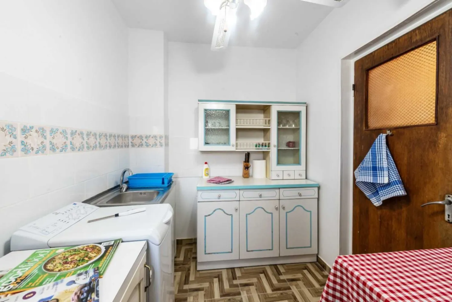 Inchiriez ap 2 camere, semi-decom, renovat, sector 6, 400 Euro/luna - Buna ziua,

Locuiesc din anii ‘70 in Drumul Taberei si de curand am dobandit un apartament de 2 camere semi-decomandat, la etajul 9/10 , cu 48 m2 suprafata utila, intr-o zona foarte buna, intre piata Moghioros si Plaza Romania, cu acces la Metrou, tramvaie 41 si 25, autobuze,, parc și scoli, grădiniță, liceu. Blocul a fost reabilitat termic in aceasta vara, are lumina naturala pe casa scarii, 2 lifturi noi , modernizate, ghena exterioara cu balcon pe fiecare etaj si exista si zona de parcare. Apartamentul a fost renovat /igienizat si mobilat minimalist avand dotari utile ca AC, aragaz, frigider, TV smart, aspirator, masina de spalat. Contract ANAF.