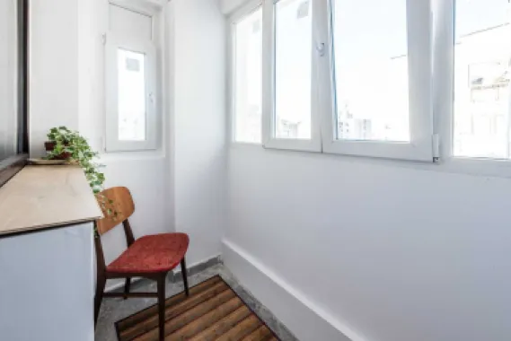 Inchiriez ap 2 camere, semi-decom, renovat, sector 6, 400 Euro/luna