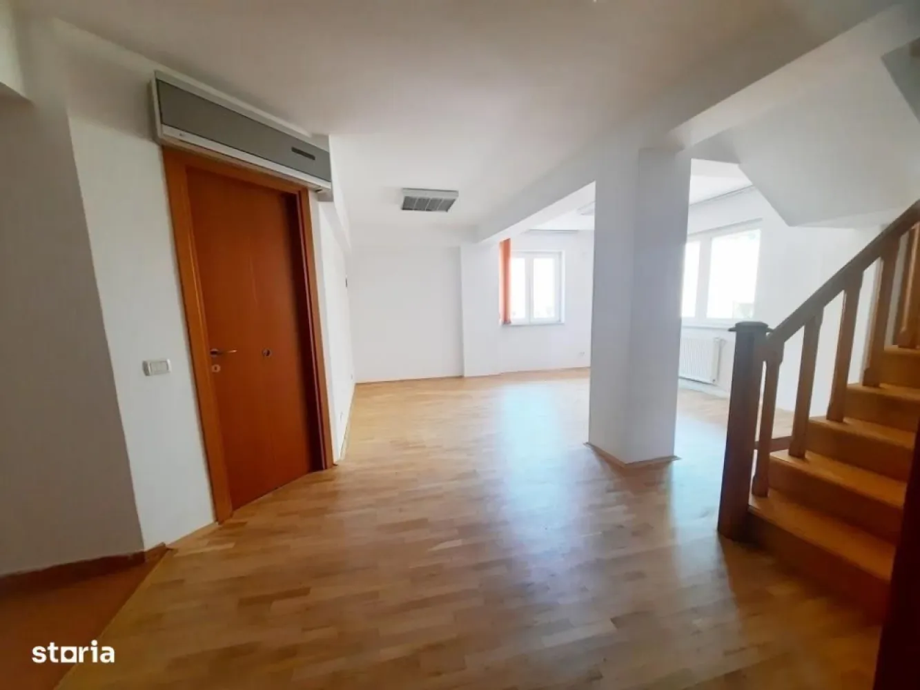 Duplex P+1 in bloc 2013 in Precupetii Vechi nr 65, 4 camere, curte - Pentru cei care cauta un duplex elegant si spatios, cu camere luminoase, intr-un imobil nou, cu conexiuni rapide (metrou, tramvaie, autobuze, etc) pe o strada cu circulatie auto redusa, acest apartament este alegerea ideala!
Detalii:
SUPRAFATA : 
,
4 camere luminoase, bucatarie, 2 bai, grup sanitar, scara interioara, hol,
curte proprie (24 mp) ;
Centrala termica proprie,  aer conditionat, termopan, parchet, gresie, faianta, interfon;
DESTINATIE: locuinta, birou, locuinta si birou, etc.
Imobil civilizat.
 
In imediata apropiere sunt mijloace de transport in comun, statie de metrou, magazine, sucursale bancare, piata, restaurante, ambasade, institutii importante, etc.
CONTACT: Moise Gabriel
 TEL: 
 
link video :