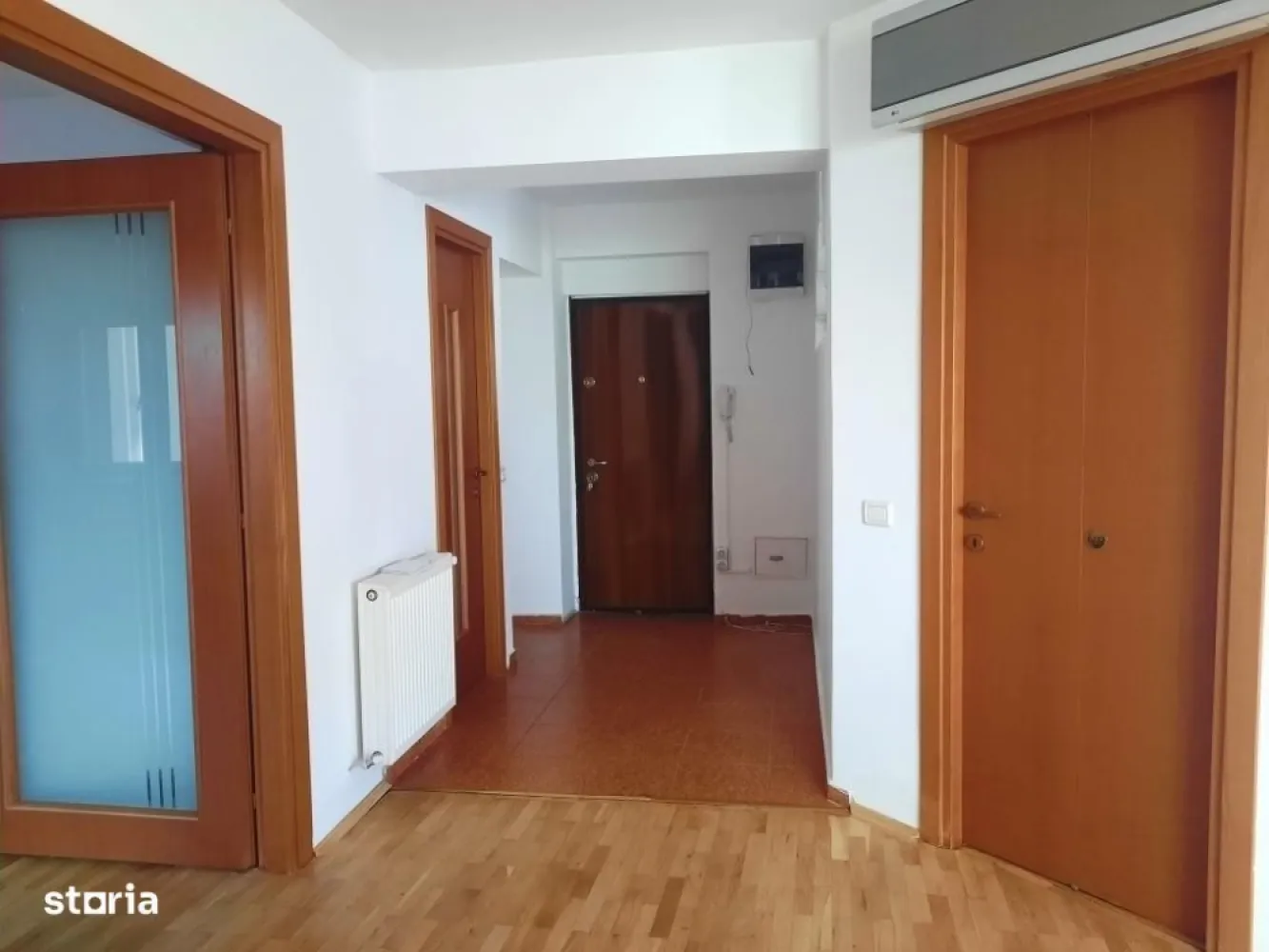 Duplex P+1 in bloc 2013 in Precupetii Vechi nr 65, 4 camere, curte - Pentru cei care cauta un duplex elegant si spatios, cu camere luminoase, intr-un imobil nou, cu conexiuni rapide (metrou, tramvaie, autobuze, etc) pe o strada cu circulatie auto redusa, acest apartament este alegerea ideala!
Detalii:
SUPRAFATA : 
,
4 camere luminoase, bucatarie, 2 bai, grup sanitar, scara interioara, hol,
curte proprie (24 mp) ;
Centrala termica proprie,  aer conditionat, termopan, parchet, gresie, faianta, interfon;
DESTINATIE: locuinta, birou, locuinta si birou, etc.
Imobil civilizat.
 
In imediata apropiere sunt mijloace de transport in comun, statie de metrou, magazine, sucursale bancare, piata, restaurante, ambasade, institutii importante, etc.
CONTACT: Moise Gabriel
 TEL: 
 
link video :
