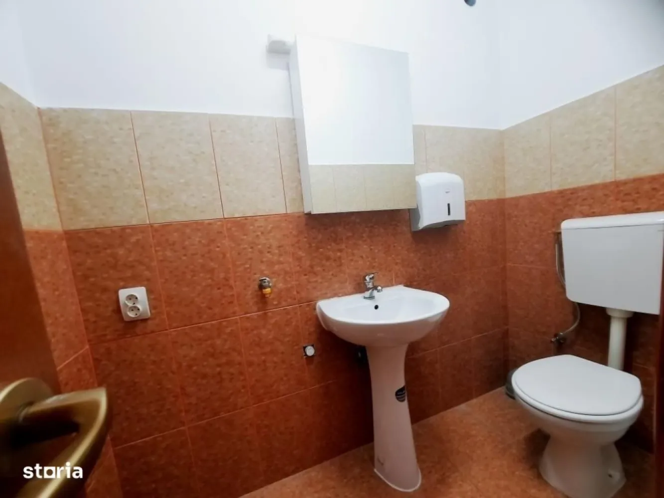 Duplex P+1 in bloc 2013 in Precupetii Vechi nr 65, 4 camere, curte - Pentru cei care cauta un duplex elegant si spatios, cu camere luminoase, intr-un imobil nou, cu conexiuni rapide (metrou, tramvaie, autobuze, etc) pe o strada cu circulatie auto redusa, acest apartament este alegerea ideala!
Detalii:
SUPRAFATA : 
,
4 camere luminoase, bucatarie, 2 bai, grup sanitar, scara interioara, hol,
curte proprie (24 mp) ;
Centrala termica proprie,  aer conditionat, termopan, parchet, gresie, faianta, interfon;
DESTINATIE: locuinta, birou, locuinta si birou, etc.
Imobil civilizat.
 
In imediata apropiere sunt mijloace de transport in comun, statie de metrou, magazine, sucursale bancare, piata, restaurante, ambasade, institutii importante, etc.
CONTACT: Moise Gabriel
 TEL: 
 
link video :