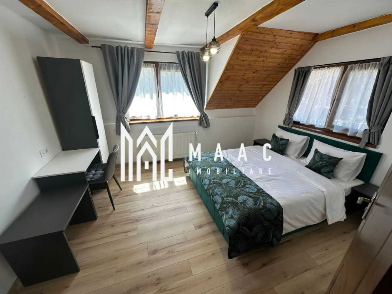 Casa de vacanta I 200 mp I Teren 1000 mp I Valea Avrigului - MAAC Imobiliare vă propune spre vânzare o casă de vacanță deosebită, situată într-o zonă liniștită și pitorească, pe Valea Avrigului, ideală atât pentru relaxare, cât și pentru investiție.

Proprietatea dispune de 7 camere, dintre care 5 dormitoare spațioase cu baie proprie,7 băi total ,fiind perfect compartimentată pentru confortul unei familii numeroase sau pentru a fi exploatată în regim turistic. Mansarda open space oferă un spațiu generos si este in plus fata de metri patrati utili,ideal pentru zonă de relaxare sau activități recreative, iar pivnița adaugă un plus de utilitate proprietății.Filigorie de 60 mp

Casa este amenajată cu bun gust, la standarde de lux, și se vinde complet mobilată și utilată, fiind pregătită pentru mutare imediată. În exterior, regăsim un spațiu special amenajat pentru barbecue și o magazie pentru depozitare, completând perfect funcționalitatea proprietății.

Imobilul este racordat la utilități, beneficiind de curent electric, apă, fosă septică și o centrală performantă pe peleți, care asigură un confort termic ridicat și eficiență energetică.
Casa dispune de Panouri Solare de 6 kw + Baterie de 5 KW

Datorită poziționării excelente într-o zonă turistică apreciată, această proprietate este ideală ca locuință de vacanță, reședință permanentă sau poate fi transformată cu ușurință într-o pensiune, oferind un potențial investițional ridicat

Pentru mai multe detalii precizati ca ati vazut anuntul cu ID CP3019257