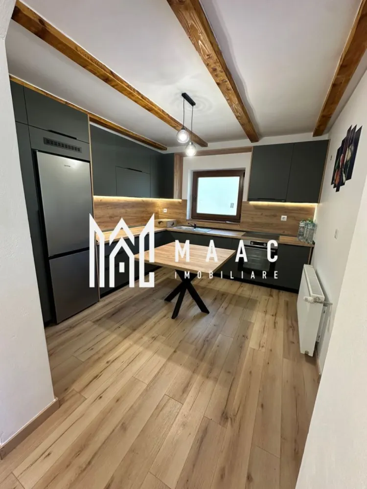 Casa de vacanta I 200 mp I Teren 1000 mp I Valea Avrigului - MAAC Imobiliare vă propune spre vânzare o casă de vacanță deosebită, situată într-o zonă liniștită și pitorească, pe Valea Avrigului, ideală atât pentru relaxare, cât și pentru investiție.

Proprietatea dispune de 7 camere, dintre care 5 dormitoare spațioase cu baie proprie,7 băi total ,fiind perfect compartimentată pentru confortul unei familii numeroase sau pentru a fi exploatată în regim turistic. Mansarda open space oferă un spațiu generos si este in plus fata de metri patrati utili,ideal pentru zonă de relaxare sau activități recreative, iar pivnița adaugă un plus de utilitate proprietății.Filigorie de 60 mp

Casa este amenajată cu bun gust, la standarde de lux, și se vinde complet mobilată și utilată, fiind pregătită pentru mutare imediată. În exterior, regăsim un spațiu special amenajat pentru barbecue și o magazie pentru depozitare, completând perfect funcționalitatea proprietății.

Imobilul este racordat la utilități, beneficiind de curent electric, apă, fosă septică și o centrală performantă pe peleți, care asigură un confort termic ridicat și eficiență energetică.
Casa dispune de Panouri Solare de 6 kw + Baterie de 5 KW

Datorită poziționării excelente într-o zonă turistică apreciată, această proprietate este ideală ca locuință de vacanță, reședință permanentă sau poate fi transformată cu ușurință într-o pensiune, oferind un potențial investițional ridicat

Pentru mai multe detalii precizati ca ati vazut anuntul cu ID CP3019257