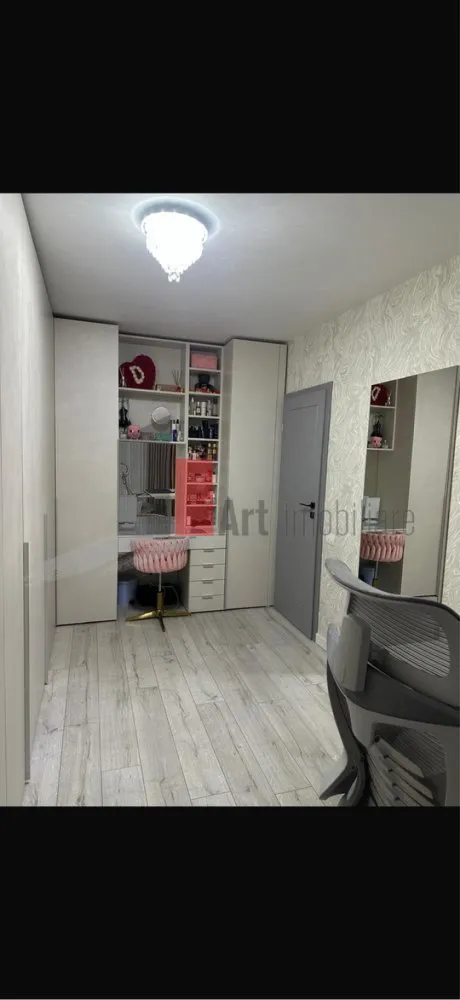 APARTAMENT 3 CAMERE- PARC FLOREASCA - Va prezentam spre vanzare un apartament de 3 camere, situat la marginea parcului
 Floreasca cu acces direct in parc, lac , zone verzi.
 Apartamentul este renovat integral la standarde premium, cu instalatii electrice si sanitare
 complet schimbate, finisaje de lux, mobilier realizat la comanda si electro casnice premium si
 se vinde complet mobilat si utilat asa cum se vede in poze.
 Pentru alte imformatii sau vizionare sunati la 0722 371 033.