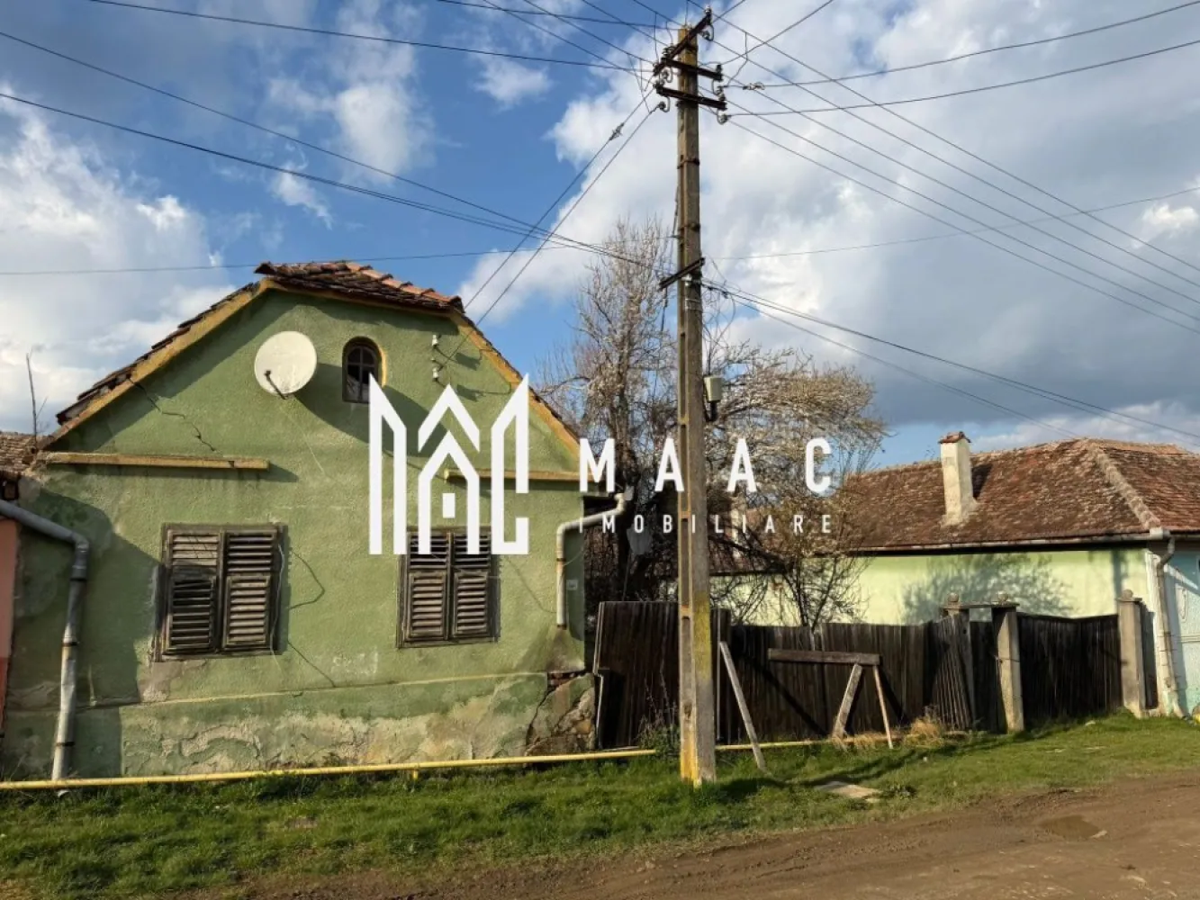 Casă de vânzare în Alțâna | teren 831 mp | poziție centrală - MAAC Imobiliare vă propune la vânzare o casă situată în localitatea Alțâna, în zona centrală, o oportunitate excelentă pentru cei care își doresc liniște, spațiu și potențial de dezvoltare, la doar o distanță accesibilă de Sibiu:

Proprietatea este amplasată pe un teren generos de 831 mp, oferind suficient spațiu pentru grădină, relaxare sau extindere. Casa este compusă din două camere, o bucătărie și un dormitor, fiind ideală pentru amenajarea unei case de vacanță sau a unei locuințe permanente pentru cei care apreciază viața la țară.

Imobilul dispune de utilități esențiale precum curent electric și apă, iar gazul se află la poartă, facilitând racordarea ulterioară. Canalizarea este în curs de implementare în zonă, ceea ce adaugă un plus de valoare pe termen mediu. În prezent, locuința nu dispune de baie, oferind astfel posibilitatea viitorului proprietar de a-și personaliza spațiul după propriile nevoi și preferințe.

Casa necesită unele îmbunătățiri, însă acest aspect oferă libertatea de a o transforma într-un cămin autentic, adaptat stilului propriu. Curtea generoasă și poziționarea centrală în localitate adaugă un plus de atractivitate, fiind potrivită atât pentru locuire, cât și pentru investiție.

Pentru mai multe detalii precizati telefonic ca ati vazut anuntul cu ID: CP3019229