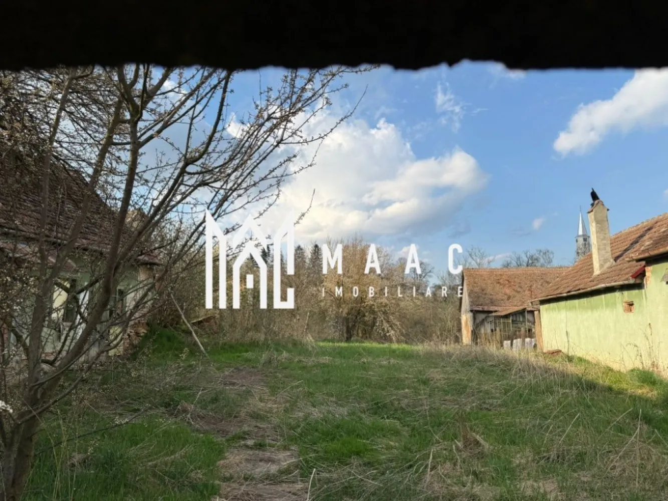 Casă de vânzare în Alțâna | teren 831 mp | poziție centrală - MAAC Imobiliare vă propune la vânzare o casă situată în localitatea Alțâna, în zona centrală, o oportunitate excelentă pentru cei care își doresc liniște, spațiu și potențial de dezvoltare, la doar o distanță accesibilă de Sibiu:

Proprietatea este amplasată pe un teren generos de 831 mp, oferind suficient spațiu pentru grădină, relaxare sau extindere. Casa este compusă din două camere, o bucătărie și un dormitor, fiind ideală pentru amenajarea unei case de vacanță sau a unei locuințe permanente pentru cei care apreciază viața la țară.

Imobilul dispune de utilități esențiale precum curent electric și apă, iar gazul se află la poartă, facilitând racordarea ulterioară. Canalizarea este în curs de implementare în zonă, ceea ce adaugă un plus de valoare pe termen mediu. În prezent, locuința nu dispune de baie, oferind astfel posibilitatea viitorului proprietar de a-și personaliza spațiul după propriile nevoi și preferințe.

Casa necesită unele îmbunătățiri, însă acest aspect oferă libertatea de a o transforma într-un cămin autentic, adaptat stilului propriu. Curtea generoasă și poziționarea centrală în localitate adaugă un plus de atractivitate, fiind potrivită atât pentru locuire, cât și pentru investiție.

Pentru mai multe detalii precizati telefonic ca ati vazut anuntul cu ID: CP3019229