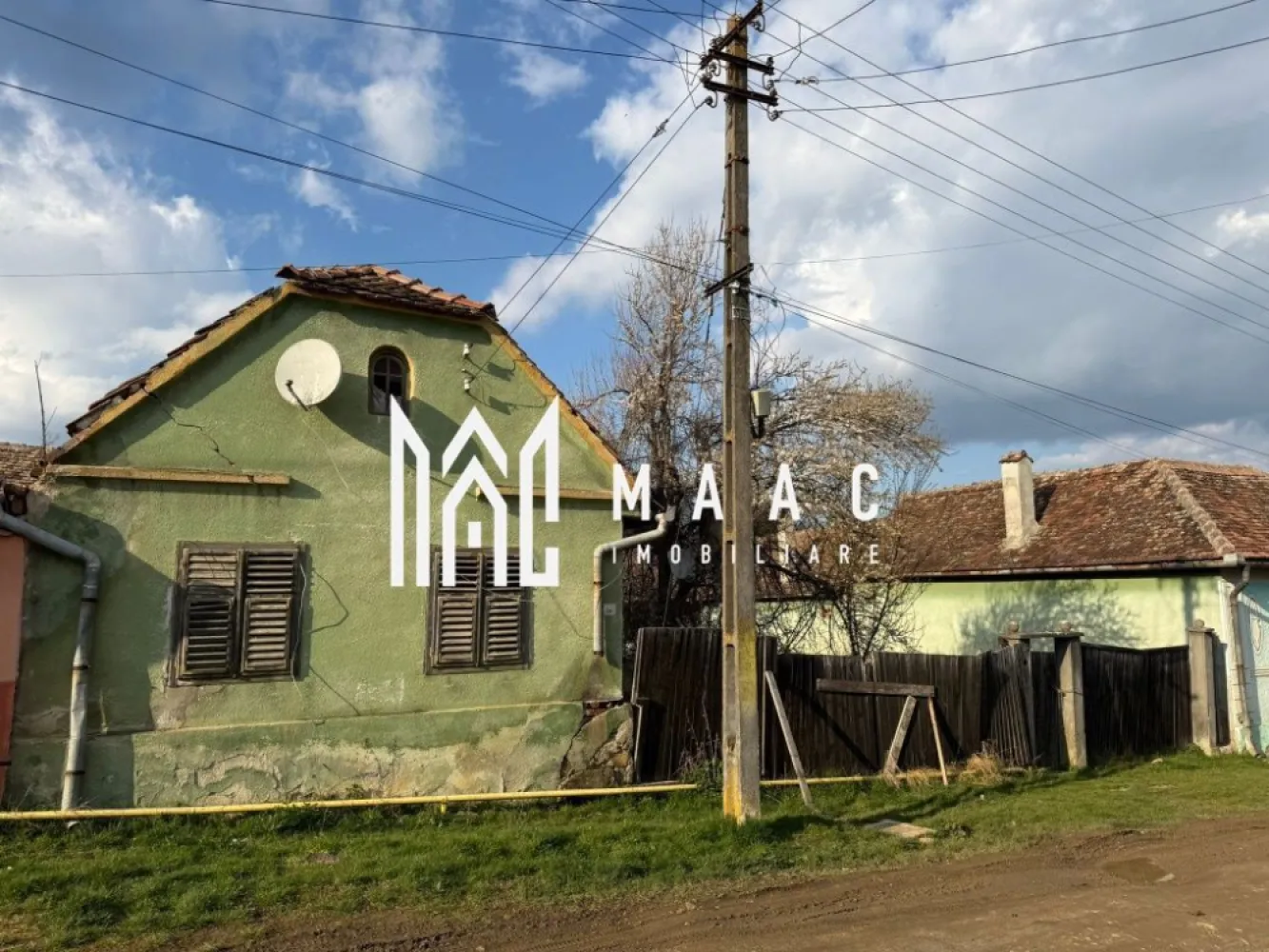 Casă de vânzare în Alțâna | teren 831 mp | poziție centrală - MAAC Imobiliare vă propune la vânzare o casă situată în localitatea Alțâna, în zona centrală, o oportunitate excelentă pentru cei care își doresc liniște, spațiu și potențial de dezvoltare, la doar o distanță accesibilă de Sibiu:

Proprietatea este amplasată pe un teren generos de 831 mp, oferind suficient spațiu pentru grădină, relaxare sau extindere. Casa este compusă din două camere, o bucătărie și un dormitor, fiind ideală pentru amenajarea unei case de vacanță sau a unei locuințe permanente pentru cei care apreciază viața la țară.

Imobilul dispune de utilități esențiale precum curent electric și apă, iar gazul se află la poartă, facilitând racordarea ulterioară. Canalizarea este în curs de implementare în zonă, ceea ce adaugă un plus de valoare pe termen mediu. În prezent, locuința nu dispune de baie, oferind astfel posibilitatea viitorului proprietar de a-și personaliza spațiul după propriile nevoi și preferințe.

Casa necesită unele îmbunătățiri, însă acest aspect oferă libertatea de a o transforma într-un cămin autentic, adaptat stilului propriu. Curtea generoasă și poziționarea centrală în localitate adaugă un plus de atractivitate, fiind potrivită atât pentru locuire, cât și pentru investiție.

Pentru mai multe detalii precizati telefonic ca ati vazut anuntul cu ID: CP3019229