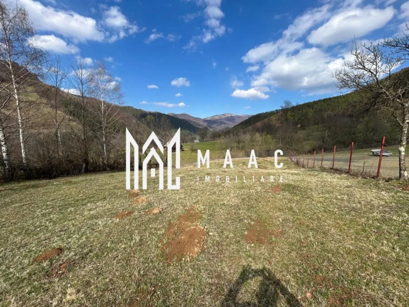 Teren intravilan I 800 mp I Raul Sadului - MAAC Imobiliare vă propune spre vânzare un teren intravilan cu o suprafață de 800 mp, situat într-o zonă pitorească din Râul Sadului, ideal pentru construcția unei case de vacanță sau a unei locuințe permanente.

Terenul are o formă dreptunghiulara, cu deschidere de aproximativ 20 ml /pe 40 ml, oferind multiple posibilități de amplasare a construcției și o compartimentare eficientă a spațiului.

Utilitățile sunt în apropiere, apa și curentul electric fiind disponibile la marginea terenului, facilitând racordarea rapidă și fără costuri ridicate.

La o distanță de aproximativ 50 de metri se află un afluent al râului Sadu, care completează atmosfera liniștită și naturală a zonei. Proprietatea beneficiază de un peisaj deosebit, cu priveliști spre munți, fiind locul perfect pentru relaxare și reconectare cu natura.

Datorită amplasării sale într-o zonă liniștită, dar accesibilă, acest teren reprezintă o oportunitate excelentă de investiție sau pentru dezvoltarea unui cămin într-un cadru natural deosebit

Pentru mai multe detalii precizati ca ati vazut anuntul cu ID CP3019216