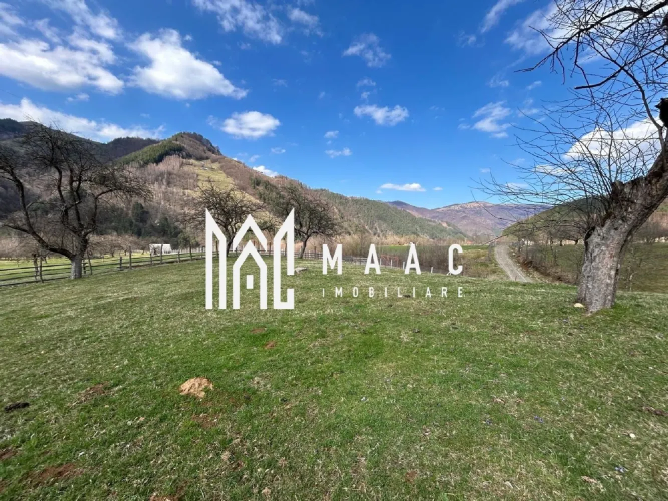 Teren intravilan I 800 mp I Raul Sadului - MAAC Imobiliare vă propune spre vânzare un teren intravilan cu o suprafață de 800 mp, situat într-o zonă pitorească din Râul Sadului, ideal pentru construcția unei case de vacanță sau a unei locuințe permanente.

Terenul are o formă dreptunghiulara, cu deschidere de aproximativ 20 ml /pe 40 ml, oferind multiple posibilități de amplasare a construcției și o compartimentare eficientă a spațiului.

Utilitățile sunt în apropiere, apa și curentul electric fiind disponibile la marginea terenului, facilitând racordarea rapidă și fără costuri ridicate.

La o distanță de aproximativ 50 de metri se află un afluent al râului Sadu, care completează atmosfera liniștită și naturală a zonei. Proprietatea beneficiază de un peisaj deosebit, cu priveliști spre munți, fiind locul perfect pentru relaxare și reconectare cu natura.

Datorită amplasării sale într-o zonă liniștită, dar accesibilă, acest teren reprezintă o oportunitate excelentă de investiție sau pentru dezvoltarea unui cămin într-un cadru natural deosebit

Pentru mai multe detalii precizati ca ati vazut anuntul cu ID CP3019216