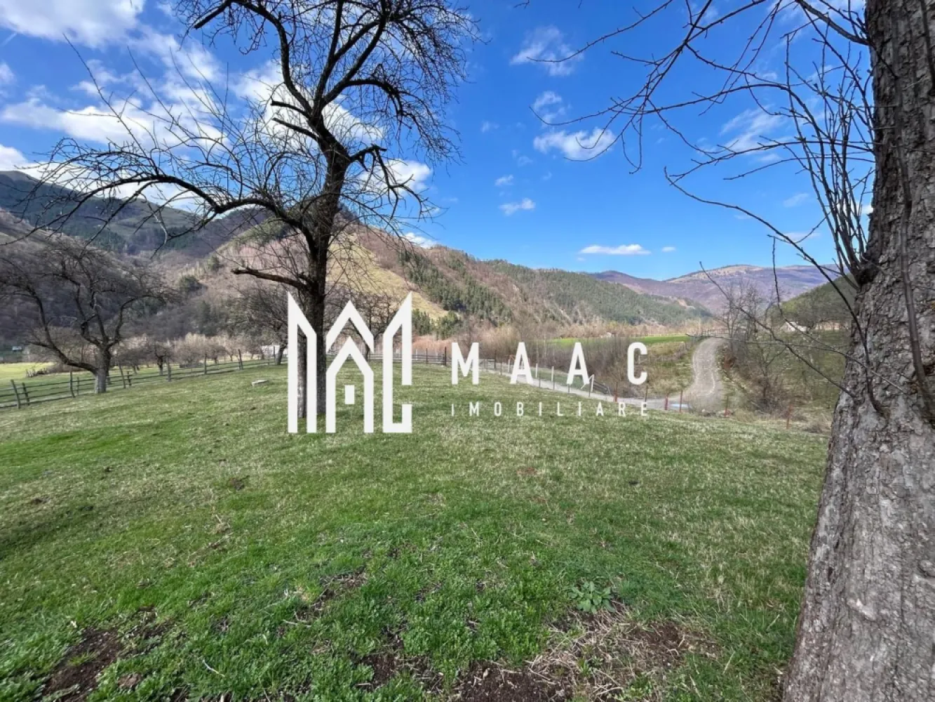 Teren intravilan I 1000 mp I Raul Sadului - MAAC Imobiliare vă propune spre vânzare un teren intravilan cu o suprafață de 1000 mp, situat într-o zonă pitorească din Râul Sadului, ideal pentru construcția unei case de vacanță sau a unei locuințe permanente.

Terenul are o formă aproape pătrată, cu deschidere de aproximativ 33 ml pe fiecare latură, oferind multiple posibilități de amplasare a construcției și o compartimentare eficientă a spațiului.

Utilitățile sunt în apropiere, apa și curentul electric fiind disponibile la marginea terenului, facilitând racordarea rapidă și fără costuri ridicate.

La o distanță de aproximativ 50 de metri se află un afluent al râului Sadu, care completează atmosfera liniștită și naturală a zonei. Proprietatea beneficiază de un peisaj deosebit, cu priveliști spre munți, fiind locul perfect pentru relaxare și reconectare cu natura.

Datorită amplasării sale într-o zonă liniștită, dar accesibilă, acest teren reprezintă o oportunitate excelentă de investiție sau pentru dezvoltarea unui cămin într-un cadru natural deosebit

Pentru mai multe detalii precizati ca ati vazut anuntul cu ID CP3019113