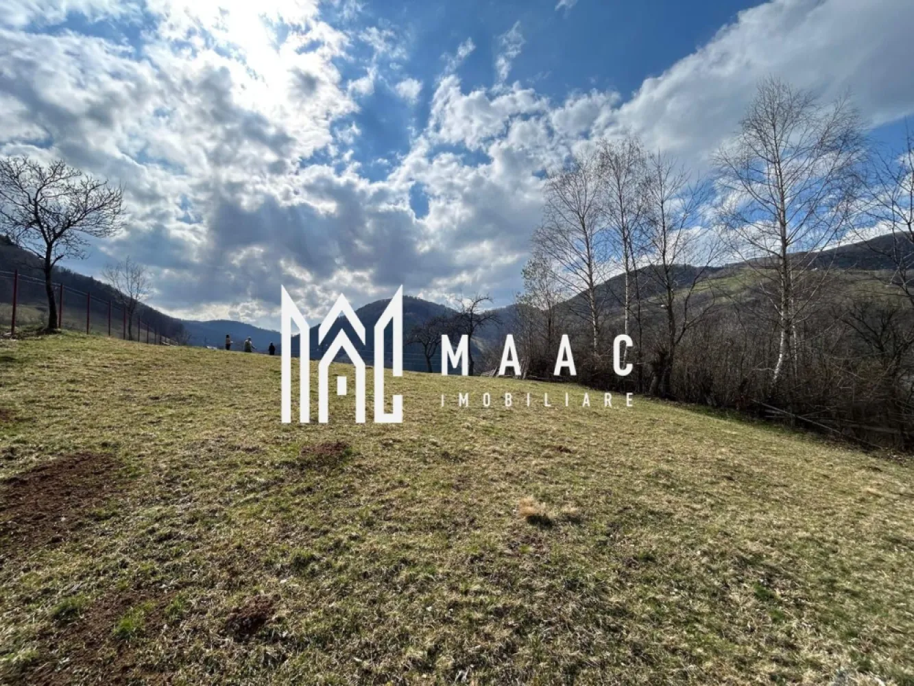 Teren intravilan I 1000 mp I Raul Sadului - MAAC Imobiliare vă propune spre vânzare un teren intravilan cu o suprafață de 1000 mp, situat într-o zonă pitorească din Râul Sadului, ideal pentru construcția unei case de vacanță sau a unei locuințe permanente.

Terenul are o formă aproape pătrată, cu deschidere de aproximativ 33 ml pe fiecare latură, oferind multiple posibilități de amplasare a construcției și o compartimentare eficientă a spațiului.

Utilitățile sunt în apropiere, apa și curentul electric fiind disponibile la marginea terenului, facilitând racordarea rapidă și fără costuri ridicate.

La o distanță de aproximativ 50 de metri se află un afluent al râului Sadu, care completează atmosfera liniștită și naturală a zonei. Proprietatea beneficiază de un peisaj deosebit, cu priveliști spre munți, fiind locul perfect pentru relaxare și reconectare cu natura.

Datorită amplasării sale într-o zonă liniștită, dar accesibilă, acest teren reprezintă o oportunitate excelentă de investiție sau pentru dezvoltarea unui cămin într-un cadru natural deosebit

Pentru mai multe detalii precizati ca ati vazut anuntul cu ID CP3019113