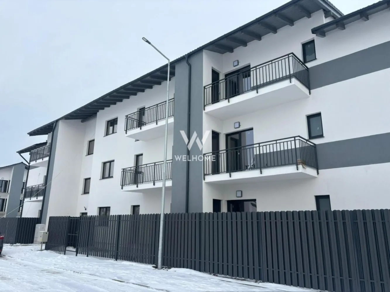 Apartament 2 camere ETAJ 1/2- zona Unirii, Selimbar - Apartament 2 camere 45.95mp cu balcon generos - Selimbar

 Situat în Șelimbăr, zona Unirii, într-un ansamblu format din 3 vile cu regim redus de înălțime P+2.
 Poziționat la etajul 1/2, etajul 2 având acces direct din apartament la POD pe toata suprafata.
 - Suprafață utilă de 45.95mp + balcon de 6,58 mp, prevăzut cu cămară/debara pentru depozitare.
 Compartimentat astfel: living open space cu bucătărie, dormitor, baie, balcon, debara.
 Apartamentul este dotat cu încălzire în pardoseală, un sistem modern care asigură distribuția uniformă a căldurii, un confort termic superior și eficiență energetică sporită.
Imobilul se predă la stadiul de SEMIFINISAT, oferindu-ți posibilitatea de a-l personaliza după propriul gust, sau LA CHEIE, contra cost, cu finisaje realizate de dezvoltator conform preferințelor tale. 
Situat intr-o zona bună, cu acces facil la magazine, școala, mijloace de transport, shoping city și alte puncte de interes.
Un loc de parcare este inclus în preț.

Pret SEMIFINISAT: 91.805 Euro
Telefon: 0747.639.802