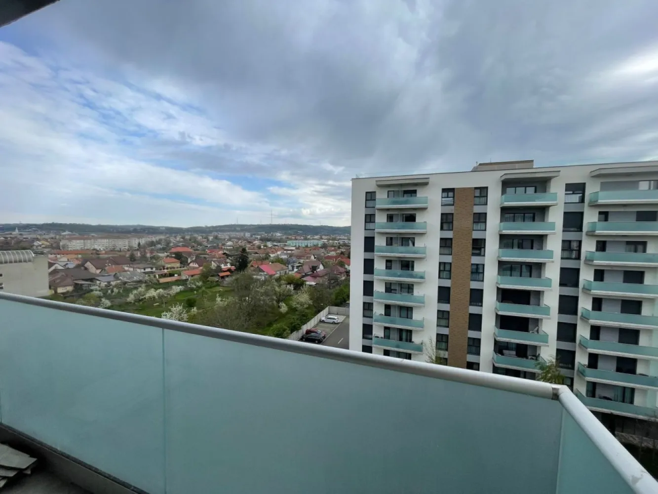 Ap 2 cam PREMIUM Grand Hill (Lotus center)+ parcare inclusă- 127.000 e - Apartament modern 2 camere | Grand Hill Oradea | Zona Nufărul | Parcare inclusă

Vă propunem spre vânzare un apartament deosebit, modern și luminos, situat în complexul rezidențial Grand Hill, pe strada Eforiei, în zona Nufărul – una dintre cele mai dinamice și apreciate zone din Oradea.

Locuința este amplasată la etajul 6 și are o suprafață utilă de 42 mp, completată de un balcon generos de 6 mp – ideal pentru relaxare.

Apartamentul impresionează prin finisaje premium și dotări de ultimă generație:

încălzire în pardoseală
termostat individual
aer condiționat
rolete exterioare electrice
ferestre tripan (3 sticle, 6 camere) pentru izolare excelentă
balcon cu balustradă din sticlă securizată
videointerfon
ușă antiefracție
facilități moderne ale complexului

Se vinde complet finisat , nemobilat, gata pentru mutare, iar în preț este inclus și un loc de parcare.

📍 Locația este un mare avantaj – în imediata apropiere de Lotus Center, școli, grădinițe, magazine, farmacii, săli de fitness și spații verzi.

Un apartament ideal atât pentru locuit, cât și pentru investiție!

Pret: 127.000 euro neg

Contact : Sorin Gligor

Tel: 0731290032