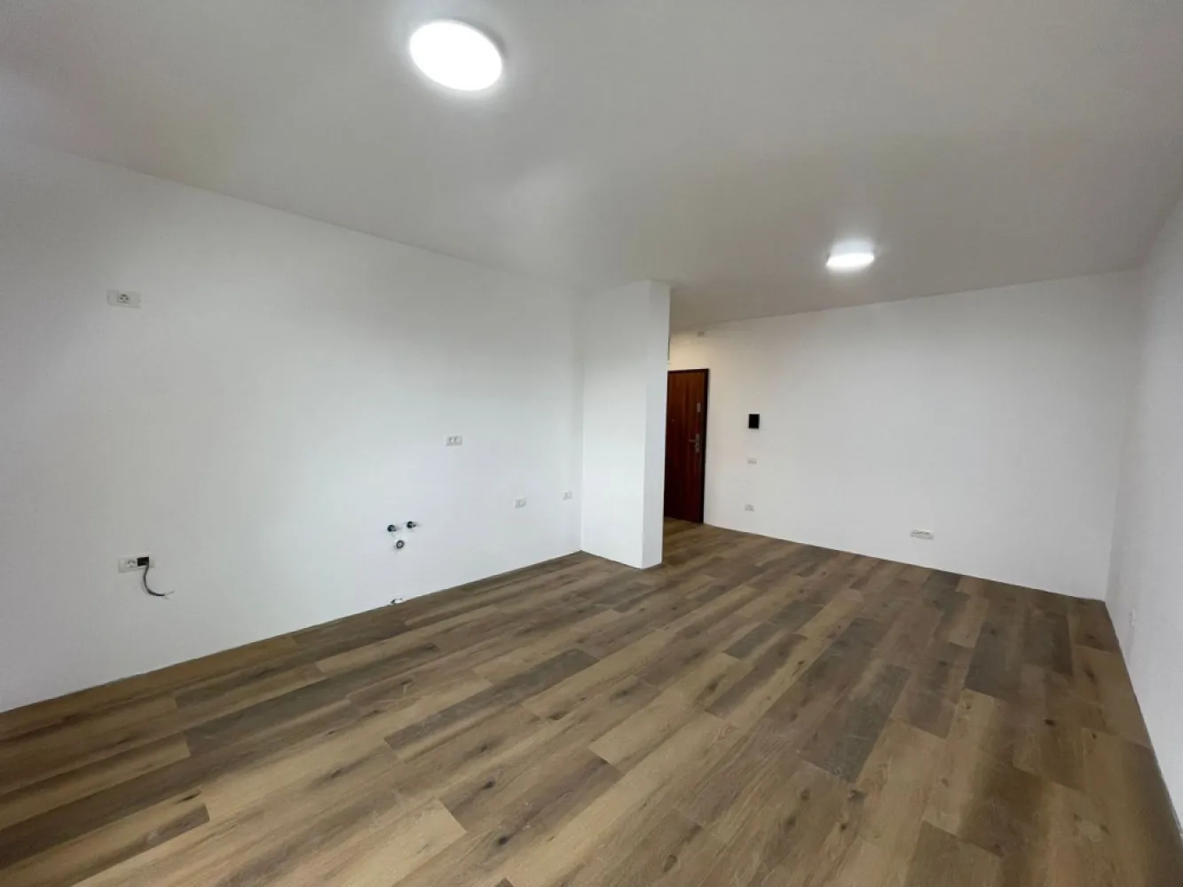 Ap 2 cam PREMIUM Grand Hill (Lotus center)+ parcare inclusă- 127.000 e - Apartament modern 2 camere | Grand Hill Oradea | Zona Nufărul | Parcare inclusă

Vă propunem spre vânzare un apartament deosebit, modern și luminos, situat în complexul rezidențial Grand Hill, pe strada Eforiei, în zona Nufărul – una dintre cele mai dinamice și apreciate zone din Oradea.

Locuința este amplasată la etajul 6 și are o suprafață utilă de 42 mp, completată de un balcon generos de 6 mp – ideal pentru relaxare.

Apartamentul impresionează prin finisaje premium și dotări de ultimă generație:

încălzire în pardoseală
termostat individual
aer condiționat
rolete exterioare electrice
ferestre tripan (3 sticle, 6 camere) pentru izolare excelentă
balcon cu balustradă din sticlă securizată
videointerfon
ușă antiefracție
facilități moderne ale complexului

Se vinde complet finisat , nemobilat, gata pentru mutare, iar în preț este inclus și un loc de parcare.

📍 Locația este un mare avantaj – în imediata apropiere de Lotus Center, școli, grădinițe, magazine, farmacii, săli de fitness și spații verzi.

Un apartament ideal atât pentru locuit, cât și pentru investiție!

Pret: 127.000 euro neg

Contact : Sorin Gligor

Tel: 0731290032