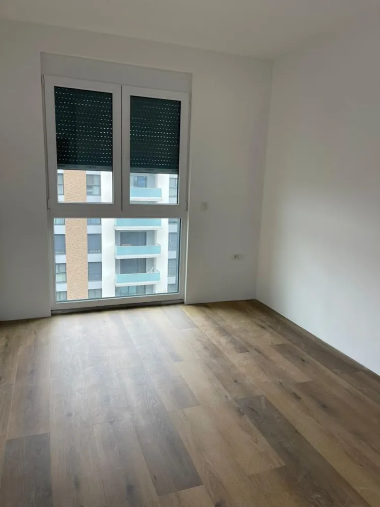 Ap 2 cam PREMIUM Grand Hill (Lotus center)+ parcare inclusă- 127.000 e - Apartament modern 2 camere | Grand Hill Oradea | Zona Nufărul | Parcare inclusă

Vă propunem spre vânzare un apartament deosebit, modern și luminos, situat în complexul rezidențial Grand Hill, pe strada Eforiei, în zona Nufărul – una dintre cele mai dinamice și apreciate zone din Oradea.

Locuința este amplasată la etajul 6 și are o suprafață utilă de 42 mp, completată de un balcon generos de 6 mp – ideal pentru relaxare.

Apartamentul impresionează prin finisaje premium și dotări de ultimă generație:

încălzire în pardoseală
termostat individual
aer condiționat
rolete exterioare electrice
ferestre tripan (3 sticle, 6 camere) pentru izolare excelentă
balcon cu balustradă din sticlă securizată
videointerfon
ușă antiefracție
facilități moderne ale complexului

Se vinde complet finisat , nemobilat, gata pentru mutare, iar în preț este inclus și un loc de parcare.

📍 Locația este un mare avantaj – în imediata apropiere de Lotus Center, școli, grădinițe, magazine, farmacii, săli de fitness și spații verzi.

Un apartament ideal atât pentru locuit, cât și pentru investiție!

Pret: 127.000 euro neg

Contact : Sorin Gligor

Tel: 0731290032