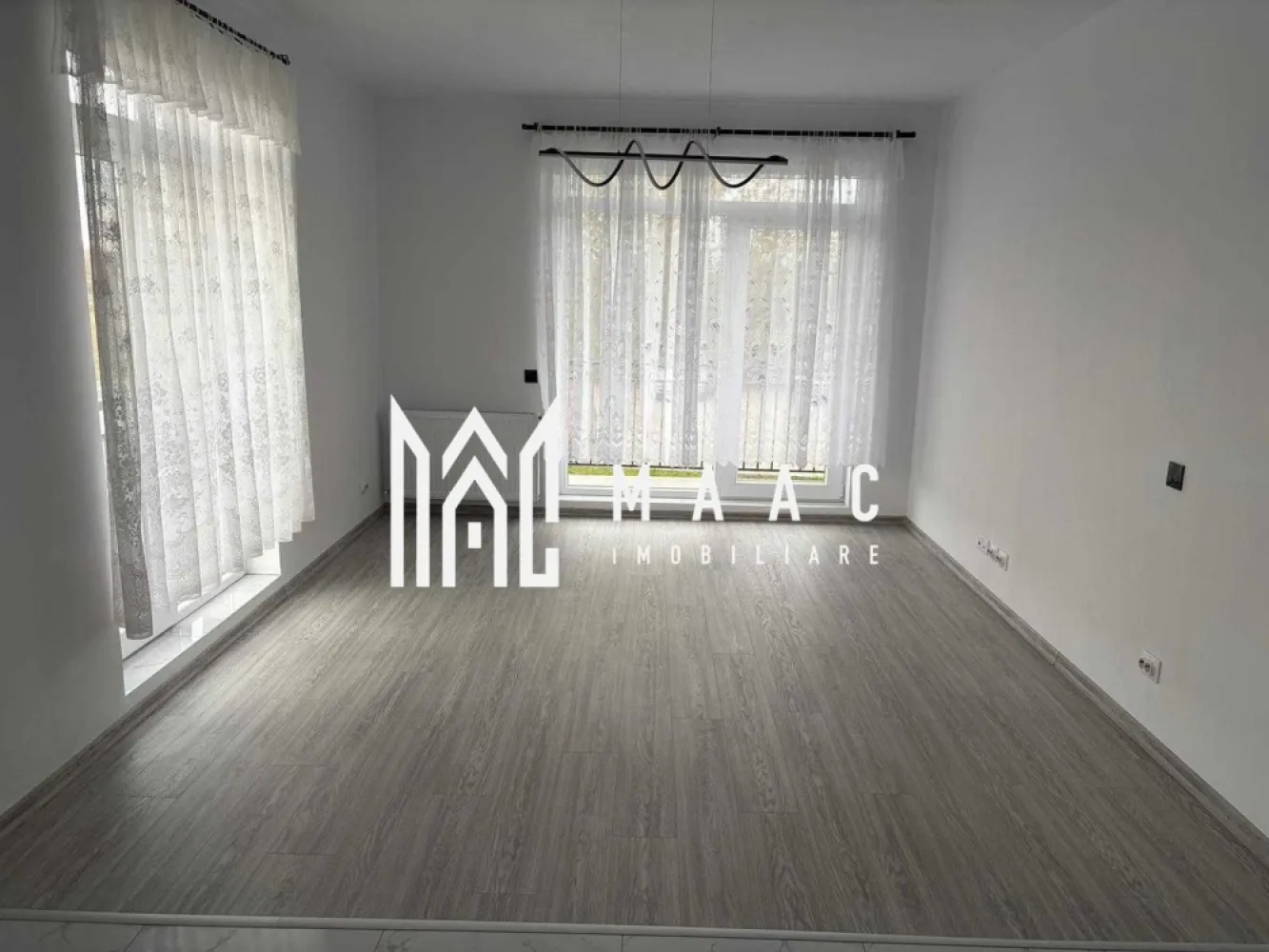 Apartament 2 Camere | 50 Mp | Zona Magnolia - MAAC Imobiliare propune spre închiriere un apartament modern, cu 2 camere, situat în ansamblul Magnolia Residence la parterul înalt al unui imobil cu 3 etaje.
Blocul este nou, finalizat în urmă cu aproximativ 6 luni, foarte curat, întreținut și sigur.

Detalii apartament
Suprafață utilă: aprox. 50 mp
Compartimentare: living open-space cu bucătărie, dormitor separat, baie, hol,balcon 
Parter înalt 
Loc de parcare subteran 

Dotări și amenajări
Mobilier baie și dormitor complet nou, neutilizat
Livingul și bucătăria sunt nemobilate – viitorul chiriaș are posibilitatea să-și aducă propriul mobilier și electrocasnice
În acest caz, se poate conveni o reducere temporară a chiriei sau posibilitatea ca bunurile achiziționate să fie preluate de chiriaș la plecare

Condiții de închiriere
Contract minim: 12 luni
Ideal pentru o persoană sau un cuplu care își dorește confort, liniște și stabilitate într-o zonă nouă și bine conectată a orașului.
Nu se acceptă animale de companie
Se percepe garantie in cuantumul unei chirii lunare

 Pentru mai multe detalii sau pentru programarea unei vizionări, vă rugăm să specificați ID: CP2808387