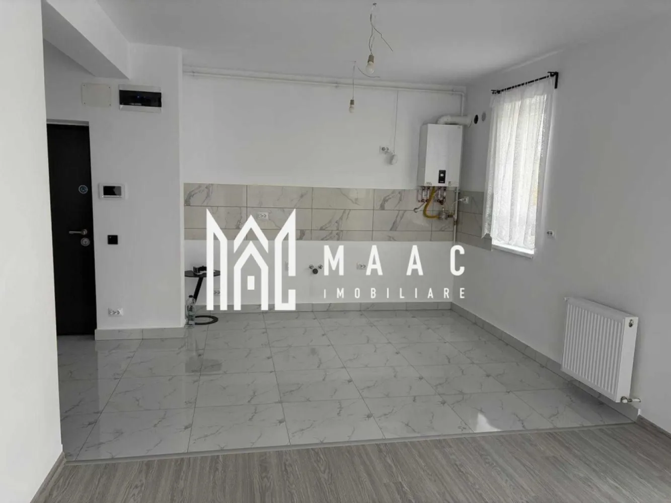 Apartament 2 Camere | 50 Mp | Zona Magnolia - MAAC Imobiliare propune spre închiriere un apartament modern, cu 2 camere, situat în ansamblul Magnolia Residence la parterul înalt al unui imobil cu 3 etaje.
Blocul este nou, finalizat în urmă cu aproximativ 6 luni, foarte curat, întreținut și sigur.

Detalii apartament
Suprafață utilă: aprox. 50 mp
Compartimentare: living open-space cu bucătărie, dormitor separat, baie, hol,balcon 
Parter înalt 
Loc de parcare subteran 

Dotări și amenajări
Mobilier baie și dormitor complet nou, neutilizat
Livingul și bucătăria sunt nemobilate – viitorul chiriaș are posibilitatea să-și aducă propriul mobilier și electrocasnice
În acest caz, se poate conveni o reducere temporară a chiriei sau posibilitatea ca bunurile achiziționate să fie preluate de chiriaș la plecare

Condiții de închiriere
Contract minim: 12 luni
Ideal pentru o persoană sau un cuplu care își dorește confort, liniște și stabilitate într-o zonă nouă și bine conectată a orașului.
Nu se acceptă animale de companie
Se percepe garantie in cuantumul unei chirii lunare

 Pentru mai multe detalii sau pentru programarea unei vizionări, vă rugăm să specificați ID: CP2808387