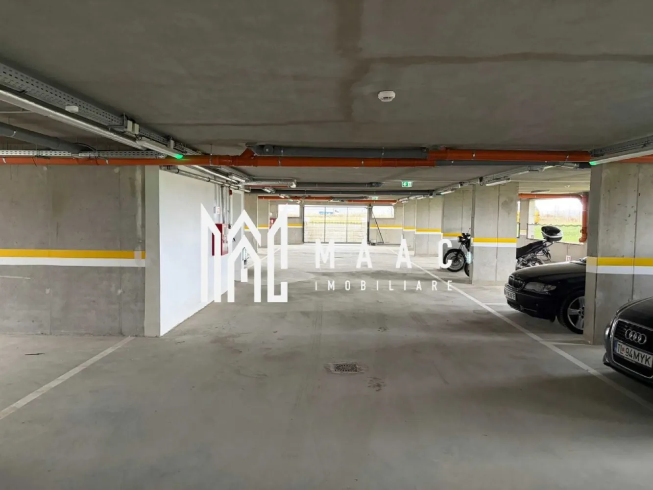 Apartament 2 Camere | 50 Mp | Zona Magnolia - MAAC Imobiliare propune spre închiriere un apartament modern, cu 2 camere, situat în ansamblul Magnolia Residence la parterul înalt al unui imobil cu 3 etaje.
Blocul este nou, finalizat în urmă cu aproximativ 6 luni, foarte curat, întreținut și sigur.

Detalii apartament
Suprafață utilă: aprox. 50 mp
Compartimentare: living open-space cu bucătărie, dormitor separat, baie, hol,balcon 
Parter înalt 
Loc de parcare subteran 

Dotări și amenajări
Mobilier baie și dormitor complet nou, neutilizat
Livingul și bucătăria sunt nemobilate – viitorul chiriaș are posibilitatea să-și aducă propriul mobilier și electrocasnice
În acest caz, se poate conveni o reducere temporară a chiriei sau posibilitatea ca bunurile achiziționate să fie preluate de chiriaș la plecare

Condiții de închiriere
Contract minim: 12 luni
Ideal pentru o persoană sau un cuplu care își dorește confort, liniște și stabilitate într-o zonă nouă și bine conectată a orașului.
Nu se acceptă animale de companie
Se percepe garantie in cuantumul unei chirii lunare

 Pentru mai multe detalii sau pentru programarea unei vizionări, vă rugăm să specificați ID: CP2808387