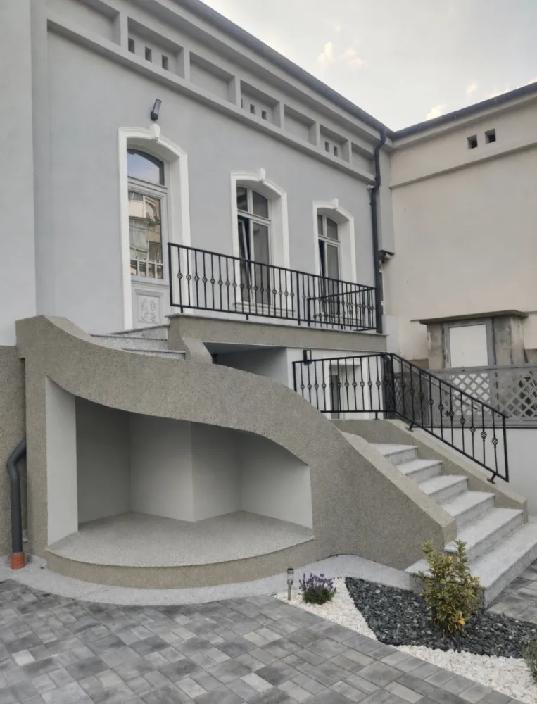 Vilă interbelică restaurată, Gradina Botanica 324mp teren -Comision 0 - Situată la 200 m de intarea in Grădina Botanică, vă aducem in prim plan această vilă interbelică restaurată integral, unde eleganța trecutului întâlnește confortul prezentului.Această proprietate datează din anul 1925, a fost recent supusă unui amplu proces de restaurare, consolidare și modernizare, realizat cu respectarea normelor de proiectare și execuție prevăzute de legislația în vigoare.Cu o suprafață utila de 103.53 mp și 201 mp curte , imobilul păstrează farmecul arhitecturii de început de secol XX, beneficiind în același timp de toate avantajele unei locuințe contemporane, realizata fără compromisuri în privința calității materialelor și a execuției.Proprietatea este organizată inteligent în doua zone distincte de locuire.La demisol, cu acces separat, a fost amenajat un apartament independent format din două camere, fiecare cu baie proprie, completat de o zonă de chicinetă.Nivelul principal al casei este configurat sub forma a două suite generoase, fiecare beneficiind de baie proprie și spații ample pentru odihna și relaxare. Compartimentarea oferă intimitate, confort și flexibilitate, fiind ideală atât pentru utilizare rezidențială, cât și pentru activități de tip boutique accommodation.Procesul de renovare a inclus subzidire pe tot perimetrul casei, refacerea integrală a planșeelor, montate pe o structură nouă din grinzi metalice tip IPE, precum și realizarea de la 0 a tuturor instalațiilor electrice, sanitare și de gaze, pe baza unor proiecte dedicate. Sistemul de canalizare și evacuare pluvială a fost reproiectat și conectat la un bazin tampon de 1.200 litri, prevăzut cu pompă profesională cu tocător.Confortul termic este asigurat prin încălzire în pardoseală UPONOR, alimentată de o centrală Vaillant ecoTEC Plus și un boiler Vaillant de 200 litri, cu distribuitoare dedicate pe fiecare nivel și control inteligent prin termostate compatibile Wi-Fi. Pentru sezonul cald, spațiile beneficiază de climatizare individuală prin aparate Gree Pulsar A++.Instalația electrică a fost proiectată cu viziune pe termen lung, avand instal.el. pregatită pentru trecerea la alimentare trifazată și integrarea unui sis. fotovoltaic, fără intervenții suplimentare majore.Acoperișul nou Bilka Retropanel, tâmplăria din lemn stratificat realizată de Foresta Argeș, sist. de supraveghere Hikvision, poarta automată BFT și finisajele premium Caparol completează un proiect rezidențial în care fiecare detaliu a fost atent gândit.Curtea a fost reamenajată integral, permitand accesul a doua autoturisme, cu lucrări complexe de consolidare a terenului, fundații noi pentru împrejmuiri și pavaj premium destinat traficului auto, oferind un spațiu exterior elegant și durabil.De asemenea, exista si o zona de relaxare cu terasa de 22 mp ce ofera viitorilor proprietari optiuni de acoperire dupa nevoi.Această proprietate nu reprezintă doar o casă, ci rezultatul unei investiții considerabile în calitate, siguranță si confort!