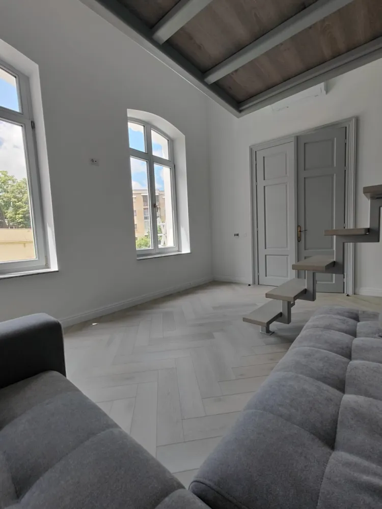 Vilă interbelică restaurată, Gradina Botanica 324mp teren -Comision 0 - Situată la 200 m de intarea in Grădina Botanică, vă aducem in prim plan această vilă interbelică restaurată integral, unde eleganța trecutului întâlnește confortul prezentului.Această proprietate datează din anul 1925, a fost recent supusă unui amplu proces de restaurare, consolidare și modernizare, realizat cu respectarea normelor de proiectare și execuție prevăzute de legislația în vigoare.Cu o suprafață utila de 103.53 mp și 201 mp curte , imobilul păstrează farmecul arhitecturii de început de secol XX, beneficiind în același timp de toate avantajele unei locuințe contemporane, realizata fără compromisuri în privința calității materialelor și a execuției.Proprietatea este organizată inteligent în doua zone distincte de locuire.La demisol, cu acces separat, a fost amenajat un apartament independent format din două camere, fiecare cu baie proprie, completat de o zonă de chicinetă.Nivelul principal al casei este configurat sub forma a două suite generoase, fiecare beneficiind de baie proprie și spații ample pentru odihna și relaxare. Compartimentarea oferă intimitate, confort și flexibilitate, fiind ideală atât pentru utilizare rezidențială, cât și pentru activități de tip boutique accommodation.Procesul de renovare a inclus subzidire pe tot perimetrul casei, refacerea integrală a planșeelor, montate pe o structură nouă din grinzi metalice tip IPE, precum și realizarea de la 0 a tuturor instalațiilor electrice, sanitare și de gaze, pe baza unor proiecte dedicate. Sistemul de canalizare și evacuare pluvială a fost reproiectat și conectat la un bazin tampon de 1.200 litri, prevăzut cu pompă profesională cu tocător.Confortul termic este asigurat prin încălzire în pardoseală UPONOR, alimentată de o centrală Vaillant ecoTEC Plus și un boiler Vaillant de 200 litri, cu distribuitoare dedicate pe fiecare nivel și control inteligent prin termostate compatibile Wi-Fi. Pentru sezonul cald, spațiile beneficiază de climatizare individuală prin aparate Gree Pulsar A++.Instalația electrică a fost proiectată cu viziune pe termen lung, avand instal.el. pregatită pentru trecerea la alimentare trifazată și integrarea unui sis. fotovoltaic, fără intervenții suplimentare majore.Acoperișul nou Bilka Retropanel, tâmplăria din lemn stratificat realizată de Foresta Argeș, sist. de supraveghere Hikvision, poarta automată BFT și finisajele premium Caparol completează un proiect rezidențial în care fiecare detaliu a fost atent gândit.Curtea a fost reamenajată integral, permitand accesul a doua autoturisme, cu lucrări complexe de consolidare a terenului, fundații noi pentru împrejmuiri și pavaj premium destinat traficului auto, oferind un spațiu exterior elegant și durabil.De asemenea, exista si o zona de relaxare cu terasa de 22 mp ce ofera viitorilor proprietari optiuni de acoperire dupa nevoi.Această proprietate nu reprezintă doar o casă, ci rezultatul unei investiții considerabile în calitate, siguranță si confort!