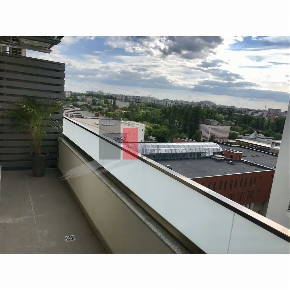 Apartament 2 camere de închiriat, Novum Politehnica-Grozavesti - Această garsonieră dublă decomandată de 41 mp se află la etajul 9 al unui imobil de 10 construit 2022. Pardoselile din lemn și finisajele de calitate înaltă oferă un confort sporit. Livingul, luminos și cu vedere la oraș, este amenajat într-un stil contemporan.

Bucătăria dispune de blaturi din lemn și este dotată cu aparate necesare. Dormitorul, cu pardoseală din lemn și pereți în tonuri calde, oferă un spațiu primitor. De asemenea, ai acces la un balcon cu vedere la stradă, perfect pentru momentele de relaxare.

Nu există un loc de parcare

Prețul de închiriere este de 600 EUR. Dacă te interesează această proprietate, nu ezita să mă contactezi.