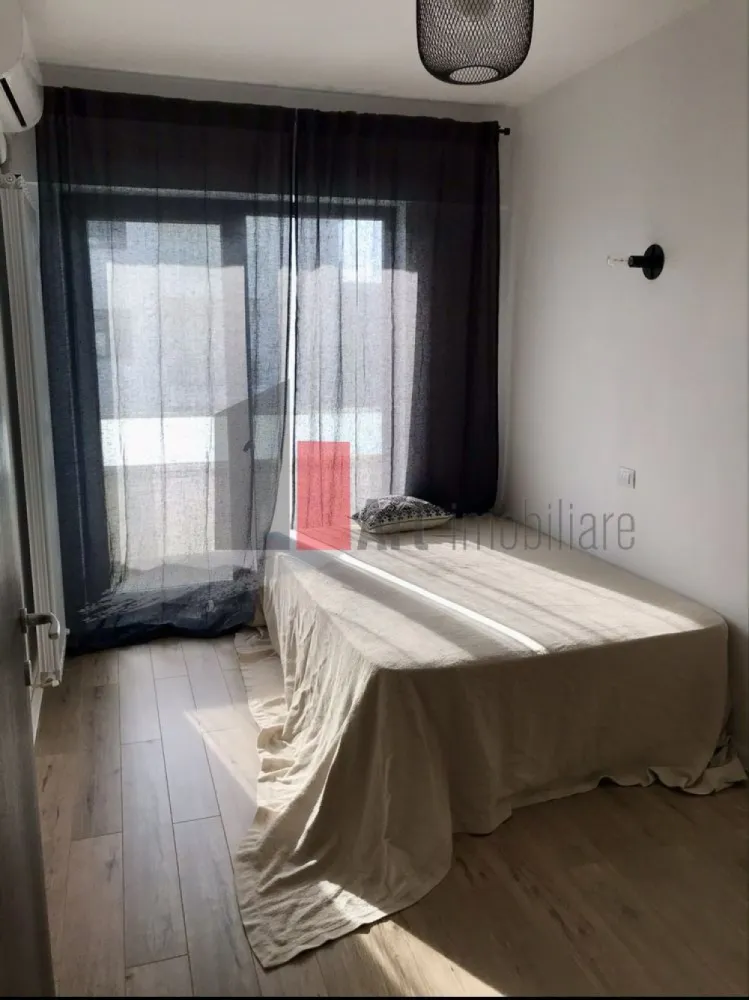 Apartament 2 camere de închiriat, Novum Politehnica-Grozavesti - Această garsonieră dublă decomandată de 41 mp se află la etajul 9 al unui imobil de 10 construit 2022. Pardoselile din lemn și finisajele de calitate înaltă oferă un confort sporit. Livingul, luminos și cu vedere la oraș, este amenajat într-un stil contemporan.

Bucătăria dispune de blaturi din lemn și este dotată cu aparate necesare. Dormitorul, cu pardoseală din lemn și pereți în tonuri calde, oferă un spațiu primitor. De asemenea, ai acces la un balcon cu vedere la stradă, perfect pentru momentele de relaxare.

Nu există un loc de parcare

Prețul de închiriere este de 600 EUR. Dacă te interesează această proprietate, nu ezita să mă contactezi.