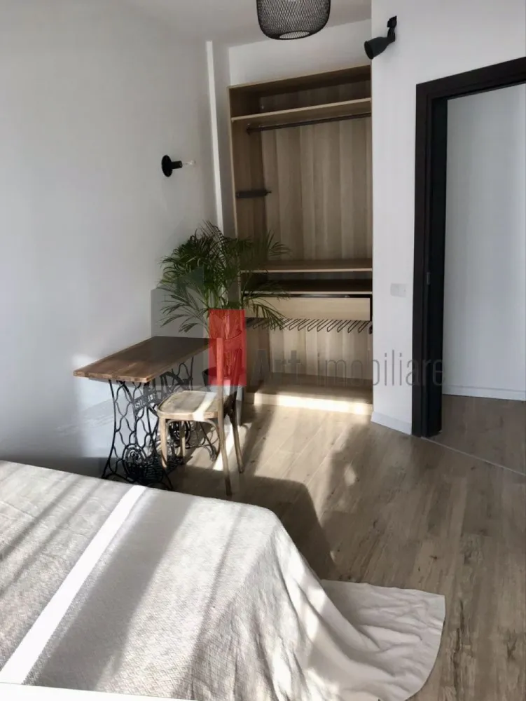 Apartament 2 camere de închiriat, Novum Politehnica-Grozavesti - Această garsonieră dublă decomandată de 41 mp se află la etajul 9 al unui imobil de 10 construit 2022. Pardoselile din lemn și finisajele de calitate înaltă oferă un confort sporit. Livingul, luminos și cu vedere la oraș, este amenajat într-un stil contemporan.

Bucătăria dispune de blaturi din lemn și este dotată cu aparate necesare. Dormitorul, cu pardoseală din lemn și pereți în tonuri calde, oferă un spațiu primitor. De asemenea, ai acces la un balcon cu vedere la stradă, perfect pentru momentele de relaxare.

Nu există un loc de parcare

Prețul de închiriere este de 600 EUR. Dacă te interesează această proprietate, nu ezita să mă contactezi.
