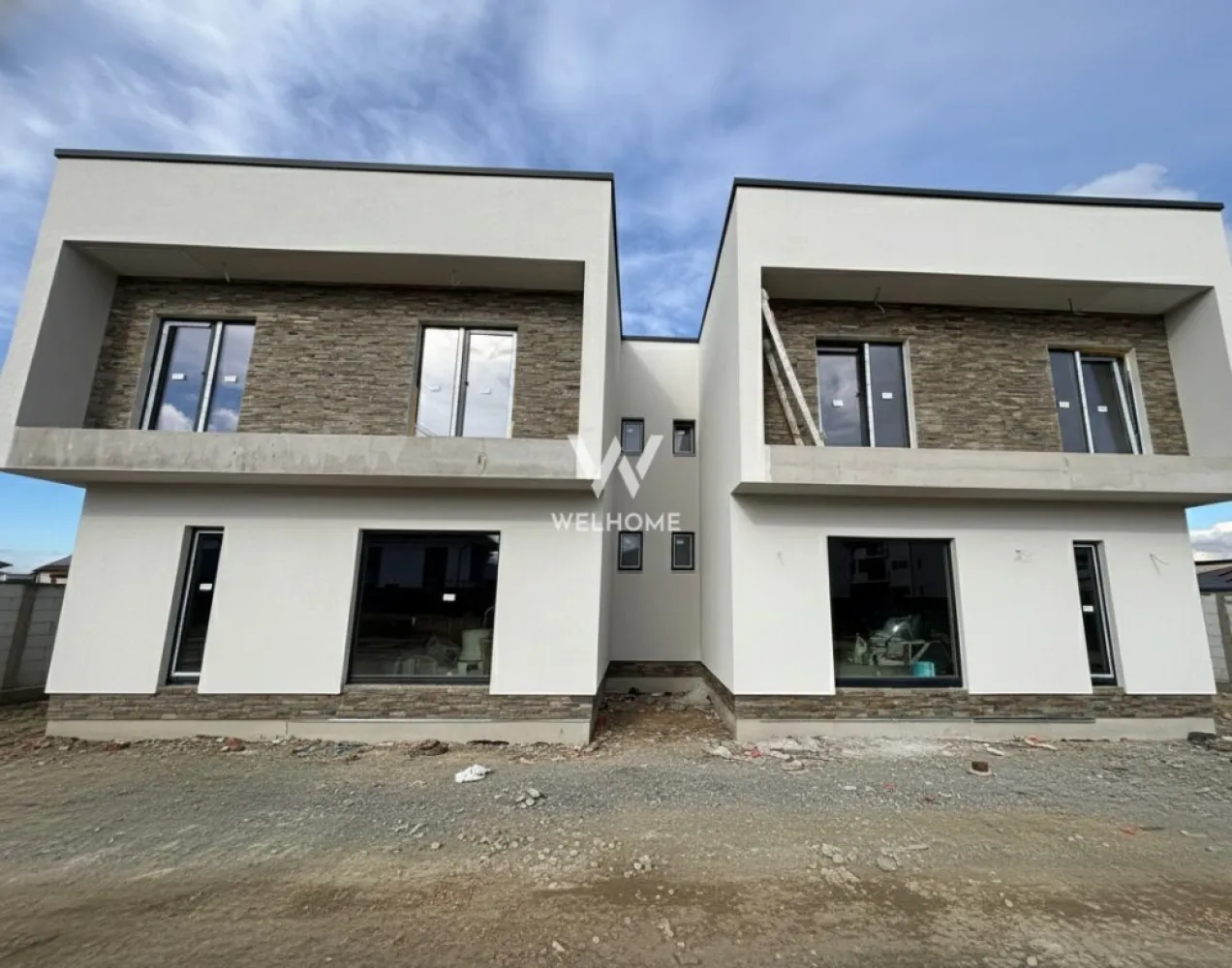 Casa 4 camere, curte generoasă – Șelimbăr, Sibiu - Casă modernă cu 4 camere și curte generoasă – Șelimbăr, Str. Triajului, Intabulata

Detalii proprietate:
 • Suprafață utilă: 100 mp
 • Suprafață teren: 215 mp
 • Tip construcție: cuplată prin casa scării – intimitate, dar și eficiență termică
 • Curte spațioasă, cu acces auto pentru 2 mașini

Compartimentare:
 • Parter: living luminos cu zonă de dining, bucătărie închisă, baie, cămară / spațiu tehnic sub scară
 • Etaj: 3 dormitoare, baie principală, dressing generos

Finisaje și dotări:
 • Interior – la alb: centrală termică, încălzire în pardoseală pe ambele niveluri, ferestre termopan, ușă de intrare, glet + lavabilă, sape și toate instalațiile termice, electrice și sanitare finalizate
 • Exterior – la cheie: fațadă finisată, pavaj premium, gard complet, poartă pregătită pentru automatizare, gazon și terasă amenajată

Alte avantaje:
 • Străzi asfaltate și iluminate
 • Zonă liniștită, aproape de magazine și puncte de interes
 • Casă în curs de execuție – poți alege unele finisaje în funcție de stadiul lucrării

💰 Preț: 242.000 € (TVA inclus)
🏦 Se acceptă plata cash sau credit ipotecar

📞Vizionare" 0752.088.381- Roxana