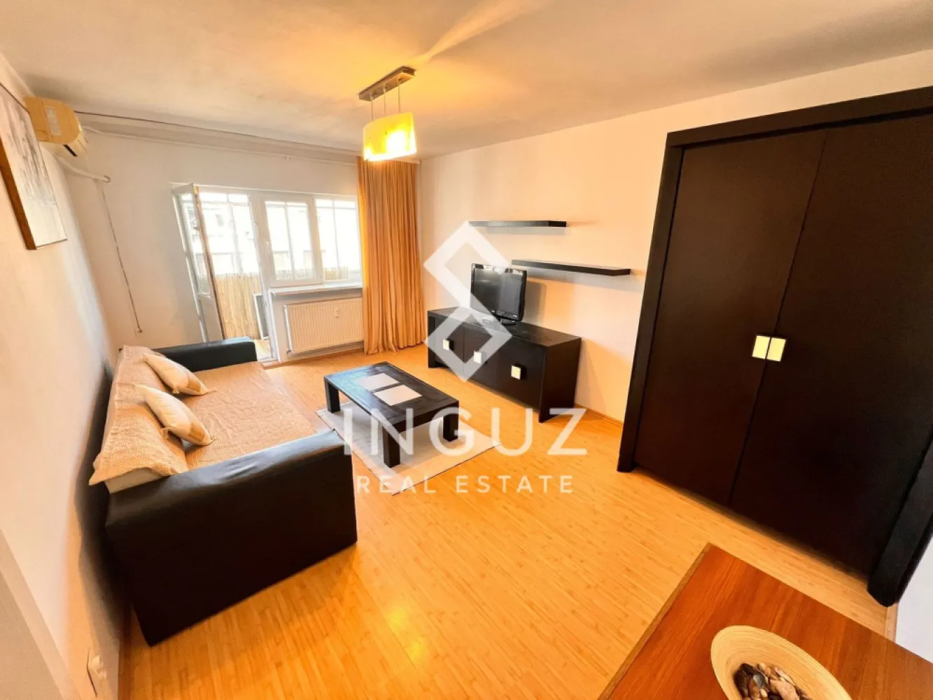Apartament de închiriat | 3 camere | Lux & Modern | Sector 4 – Vișana - Apartament de închiriat | 3 camere | Lux & Modern | Sector 4 – Vișana

📍 Adresă: Vișana Nr. 1, Bloc 45, Scara B
💶 Preț: 700€ / lună Negotiable 

Locuință premium – Disponibilă imediat

Apartament spațios, modern, complet mobilat și utilat, ideal pentru confort, stil și funcționalitate. Potrivit pentru familii, profesioniști sau shared living.

Detalii proprietate
Suprafață totală aprox. 80 mp (inclusiv balcoane și debara)
2 dormitoare
Living spațios
Bucătărie mare complet utilată
2 băi
2 balcoane cu vedere deschisă către parc
2 aparate de aer condiționat
Etaj 10 (nu este ultimul etaj)
Apartament foarte curat și bine întreținut
Avantaje
Luminos pe tot parcursul zilei
Vedere frumoasă către parc
Compartimentare ideală (2 băi + spații separate)
Potrivit pentru 2–3 persoane
Gata de mutare imediată

Locație & acces
Situat în Sector 4, zonă rezidențială bine dezvoltată:

Acces facil la mijloace de transport în comun (autobuz, tramvai)
Conexiune rapidă către metrou
Aproape de magazine, supermarketuri, farmacii
Zonă liniștită, cu spații verzi
Școli, restaurante și servicii în apropiere

Condiții
Garanție: 1 luni
Contract pe termen lung
Contact

Inguz Real Estate
📱 +40 774 017 567 (WhatsApp)
📱 +40 724 922 092
✉️ info.inguzrealestate.com