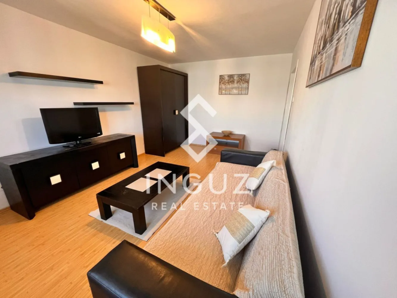 Apartament de închiriat | 3 camere | Lux & Modern | Sector 4 – Vișana - Apartament de închiriat | 3 camere | Lux & Modern | Sector 4 – Vișana

📍 Adresă: Vișana Nr. 1, Bloc 45, Scara B
💶 Preț: 700€ / lună Negotiable 

Locuință premium – Disponibilă imediat

Apartament spațios, modern, complet mobilat și utilat, ideal pentru confort, stil și funcționalitate. Potrivit pentru familii, profesioniști sau shared living.

Detalii proprietate
Suprafață totală aprox. 80 mp (inclusiv balcoane și debara)
2 dormitoare
Living spațios
Bucătărie mare complet utilată
2 băi
2 balcoane cu vedere deschisă către parc
2 aparate de aer condiționat
Etaj 10 (nu este ultimul etaj)
Apartament foarte curat și bine întreținut
Avantaje
Luminos pe tot parcursul zilei
Vedere frumoasă către parc
Compartimentare ideală (2 băi + spații separate)
Potrivit pentru 2–3 persoane
Gata de mutare imediată

Locație & acces
Situat în Sector 4, zonă rezidențială bine dezvoltată:

Acces facil la mijloace de transport în comun (autobuz, tramvai)
Conexiune rapidă către metrou
Aproape de magazine, supermarketuri, farmacii
Zonă liniștită, cu spații verzi
Școli, restaurante și servicii în apropiere

Condiții
Garanție: 1 luni
Contract pe termen lung
Contact

Inguz Real Estate
📱 +40 774 017 567 (WhatsApp)
📱 +40 724 922 092
✉️ info.inguzrealestate.com