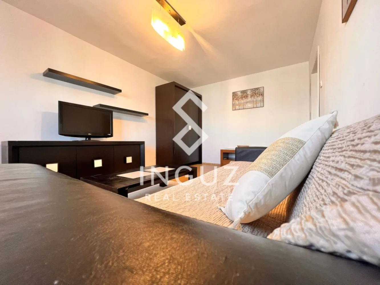 Apartament de închiriat | 3 camere | Lux & Modern | Sector 4 – Vișana - Apartament de închiriat | 3 camere | Lux & Modern | Sector 4 – Vișana

📍 Adresă: Vișana Nr. 1, Bloc 45, Scara B
💶 Preț: 700€ / lună Negotiable 

Locuință premium – Disponibilă imediat

Apartament spațios, modern, complet mobilat și utilat, ideal pentru confort, stil și funcționalitate. Potrivit pentru familii, profesioniști sau shared living.

Detalii proprietate
Suprafață totală aprox. 80 mp (inclusiv balcoane și debara)
2 dormitoare
Living spațios
Bucătărie mare complet utilată
2 băi
2 balcoane cu vedere deschisă către parc
2 aparate de aer condiționat
Etaj 10 (nu este ultimul etaj)
Apartament foarte curat și bine întreținut
Avantaje
Luminos pe tot parcursul zilei
Vedere frumoasă către parc
Compartimentare ideală (2 băi + spații separate)
Potrivit pentru 2–3 persoane
Gata de mutare imediată

Locație & acces
Situat în Sector 4, zonă rezidențială bine dezvoltată:

Acces facil la mijloace de transport în comun (autobuz, tramvai)
Conexiune rapidă către metrou
Aproape de magazine, supermarketuri, farmacii
Zonă liniștită, cu spații verzi
Școli, restaurante și servicii în apropiere

Condiții
Garanție: 1 luni
Contract pe termen lung
Contact

Inguz Real Estate
📱 +40 774 017 567 (WhatsApp)
📱 +40 724 922 092
✉️ info.inguzrealestate.com