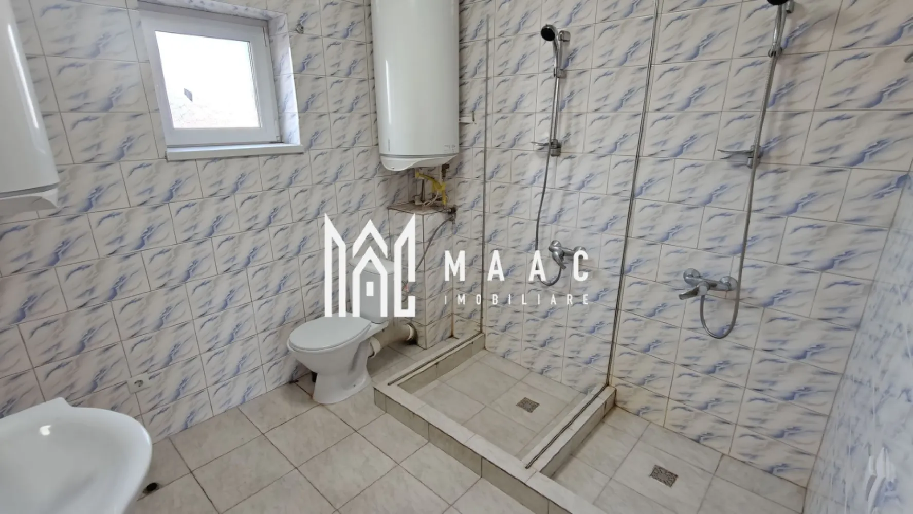 Casă individuală I 120mpu I 5 camere I Curte 300mp I Cristian - MAAC Imobiliare oferă spre vânzare o construcție nouă amplasată în localitatea Cristian, într-un cartier rezidențial bine dezvoltat. Proprietatea se remarcă prin spațiul generos, compartimentarea practică și accesul facil către principalele puncte de interes din zonă.

Proprietate compusă din:
Teren: 
300 mp, formă regulată, front stradal 14 m
Construcție: regim de înălțime P+M
Garduri zidite, acces auto

Construcție cu:
Amprentă la sol: 90 mp
Suprafață utilă: 120 mp

Compusă din:
Parter: living cu ieșire pe terasă, bucătărie, birou, baie, spațiu de depozitare, hol și casa scării
Etaj: trei dormitoare, două balcoane, baie principală și hol de acces

Detalii tehnice:
construcție din cărămidă pe fundație de beton
planșeu și scară din beton armat
acoperiș din cherestea acoperit cu țiglă Bramac
izolație exterioară de 10 cm și pod izolat cu vată minerală
tâmplărie PVC cu geam termopan, uși interioare celulare
instalațiile sanitare, electrice și de canalizare sunt inițiate
proiectul de gaz aprobat și instalat, cu poziții pentru plită și centrală termică
utilități: apă, canal, gaz, curent trifazic

Locație și facilități
Casa este amplasată într-un cartier nou de locuințe individuale, cu drumuri asfaltate și trotuare.
stație de autobuz la 50 m (transport metropolitan, curse din oră în oră)
magazin la 200 m

Statutul juridic al proprietății este conform, parcela de teren necesită a fi achiziționată separat, proprietatea poate fi achiziționată din fonduri proprii sau prin credit bancar.

Pentru detalii suplimentare și programarea unei vizionări, contactați MAAC Imobiliare și menționați ID CP3019808.