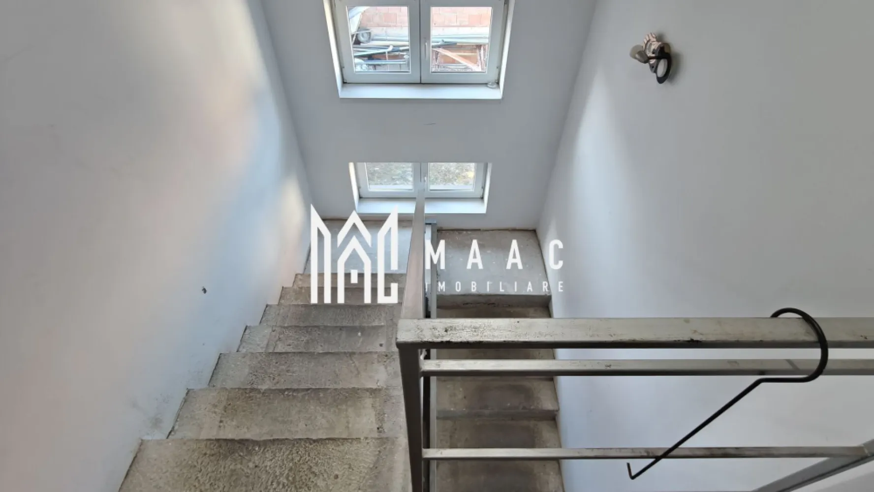 Casă individuală I 120mpu I 5 camere I Curte 300mp I Cristian - MAAC Imobiliare oferă spre vânzare o construcție nouă amplasată în localitatea Cristian, într-un cartier rezidențial bine dezvoltat. Proprietatea se remarcă prin spațiul generos, compartimentarea practică și accesul facil către principalele puncte de interes din zonă.

Proprietate compusă din:
Teren: 
300 mp, formă regulată, front stradal 14 m
Construcție: regim de înălțime P+M
Garduri zidite, acces auto

Construcție cu:
Amprentă la sol: 90 mp
Suprafață utilă: 120 mp

Compusă din:
Parter: living cu ieșire pe terasă, bucătărie, birou, baie, spațiu de depozitare, hol și casa scării
Etaj: trei dormitoare, două balcoane, baie principală și hol de acces

Detalii tehnice:
construcție din cărămidă pe fundație de beton
planșeu și scară din beton armat
acoperiș din cherestea acoperit cu țiglă Bramac
izolație exterioară de 10 cm și pod izolat cu vată minerală
tâmplărie PVC cu geam termopan, uși interioare celulare
instalațiile sanitare, electrice și de canalizare sunt inițiate
proiectul de gaz aprobat și instalat, cu poziții pentru plită și centrală termică
utilități: apă, canal, gaz, curent trifazic

Locație și facilități
Casa este amplasată într-un cartier nou de locuințe individuale, cu drumuri asfaltate și trotuare.
stație de autobuz la 50 m (transport metropolitan, curse din oră în oră)
magazin la 200 m

Statutul juridic al proprietății este conform, parcela de teren necesită a fi achiziționată separat, proprietatea poate fi achiziționată din fonduri proprii sau prin credit bancar.

Pentru detalii suplimentare și programarea unei vizionări, contactați MAAC Imobiliare și menționați ID CP3019808.