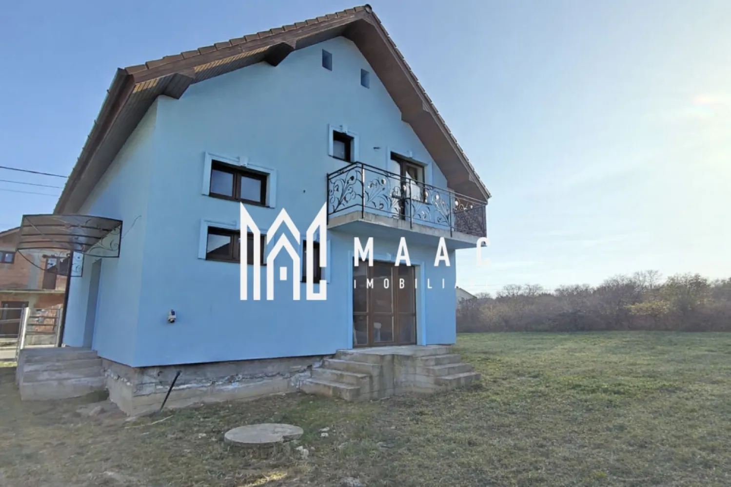 Casă individuală I 120mpu I 5 camere I Curte 300mp I Cristian - MAAC Imobiliare oferă spre vânzare o construcție nouă amplasată în localitatea Cristian, într-un cartier rezidențial bine dezvoltat. Proprietatea se remarcă prin spațiul generos, compartimentarea practică și accesul facil către principalele puncte de interes din zonă.

Proprietate compusă din:
Teren: 
300 mp, formă regulată, front stradal 14 m
Construcție: regim de înălțime P+M
Garduri zidite, acces auto

Construcție cu:
Amprentă la sol: 90 mp
Suprafață utilă: 120 mp

Compusă din:
Parter: living cu ieșire pe terasă, bucătărie, birou, baie, spațiu de depozitare, hol și casa scării
Etaj: trei dormitoare, două balcoane, baie principală și hol de acces

Detalii tehnice:
construcție din cărămidă pe fundație de beton
planșeu și scară din beton armat
acoperiș din cherestea acoperit cu țiglă Bramac
izolație exterioară de 10 cm și pod izolat cu vată minerală
tâmplărie PVC cu geam termopan, uși interioare celulare
instalațiile sanitare, electrice și de canalizare sunt inițiate
proiectul de gaz aprobat și instalat, cu poziții pentru plită și centrală termică
utilități: apă, canal, gaz, curent trifazic

Locație și facilități
Casa este amplasată într-un cartier nou de locuințe individuale, cu drumuri asfaltate și trotuare.
stație de autobuz la 50 m (transport metropolitan, curse din oră în oră)
magazin la 200 m

Statutul juridic al proprietății este conform, parcela de teren necesită a fi achiziționată separat, proprietatea poate fi achiziționată din fonduri proprii sau prin credit bancar.

Pentru detalii suplimentare și programarea unei vizionări, contactați MAAC Imobiliare și menționați ID CP3019808.