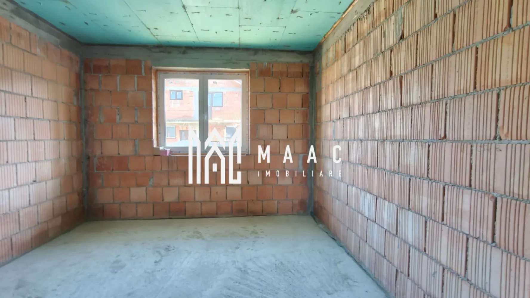 Casă individuală I 120mpu I 5 camere I Curte 300mp I Cristian - MAAC Imobiliare oferă spre vânzare o construcție nouă amplasată în localitatea Cristian, într-un cartier rezidențial bine dezvoltat. Proprietatea se remarcă prin spațiul generos, compartimentarea practică și accesul facil către principalele puncte de interes din zonă.

Proprietate compusă din:
Teren: 
300 mp, formă regulată, front stradal 14 m
Construcție: regim de înălțime P+M
Garduri zidite, acces auto

Construcție cu:
Amprentă la sol: 90 mp
Suprafață utilă: 120 mp

Compusă din:
Parter: living cu ieșire pe terasă, bucătărie, birou, baie, spațiu de depozitare, hol și casa scării
Etaj: trei dormitoare, două balcoane, baie principală și hol de acces

Detalii tehnice:
construcție din cărămidă pe fundație de beton
planșeu și scară din beton armat
acoperiș din cherestea acoperit cu țiglă Bramac
izolație exterioară de 10 cm și pod izolat cu vată minerală
tâmplărie PVC cu geam termopan, uși interioare celulare
instalațiile sanitare, electrice și de canalizare sunt inițiate
proiectul de gaz aprobat și instalat, cu poziții pentru plită și centrală termică
utilități: apă, canal, gaz, curent trifazic

Locație și facilități
Casa este amplasată într-un cartier nou de locuințe individuale, cu drumuri asfaltate și trotuare.
stație de autobuz la 50 m (transport metropolitan, curse din oră în oră)
magazin la 200 m

Statutul juridic al proprietății este conform, parcela de teren necesită a fi achiziționată separat, proprietatea poate fi achiziționată din fonduri proprii sau prin credit bancar.

Pentru detalii suplimentare și programarea unei vizionări, contactați MAAC Imobiliare și menționați ID CP3019808.