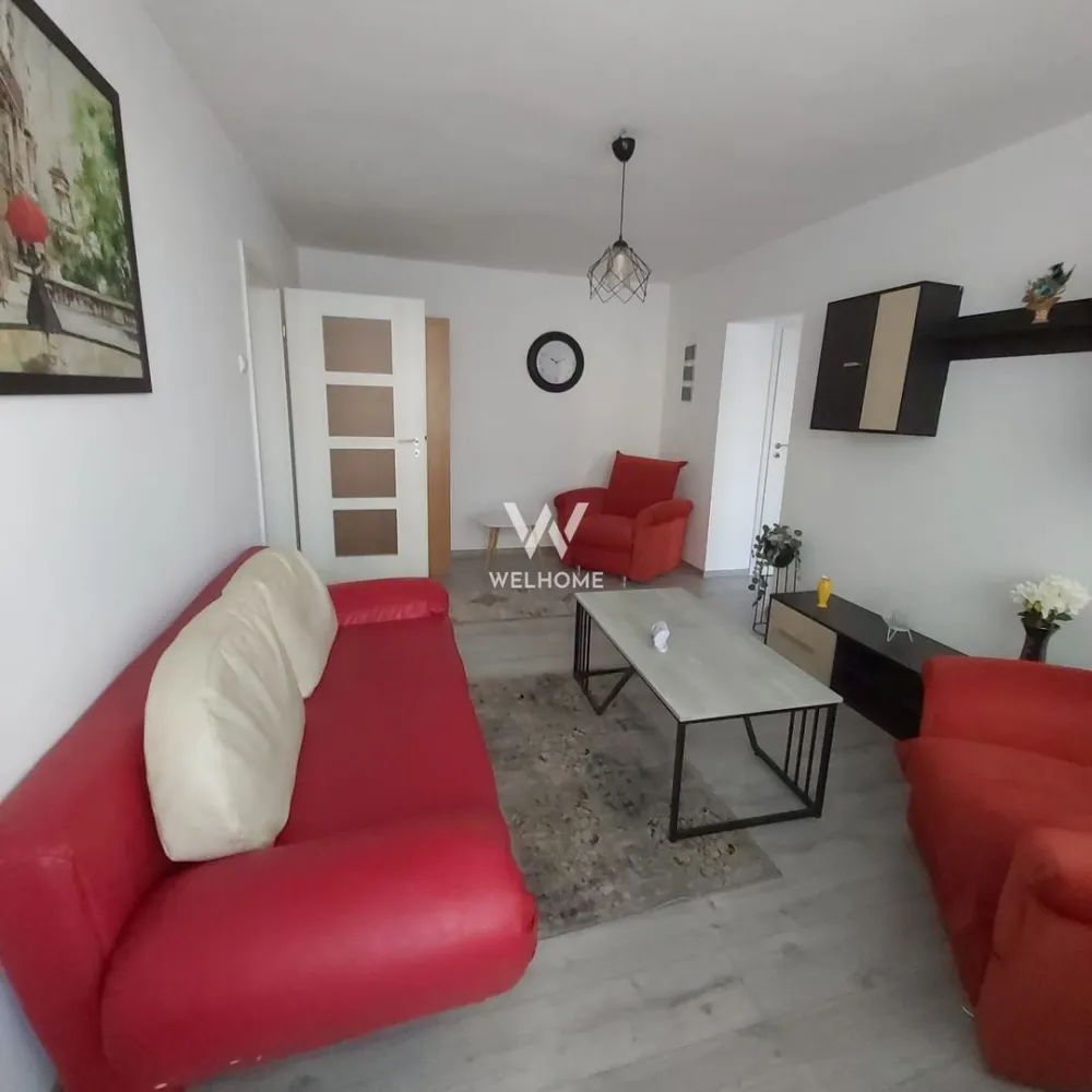 Apartament 2 camere de inchiriat. Mihai Viteazu, Sibiu - Va oferim spre inchiriere un apartament cu 2 camere, semidecomandat, situat la parterul unui bloc de 10 etaje de pe Bulevardul Mihai Viteazu din Sibiu.
Recent eliberat
Compartimentare:
Hol, bucatarie, living cu iesire pe balcon, hol , baie, dormitor
Nu se accepta animale de companie

Pret: 400 euro/luna, usor negociabil 
Se percepe o garantie 
Comision agentie 50% din contravaloarea unei chirii
Detalii si vizionari: 0752.088.381